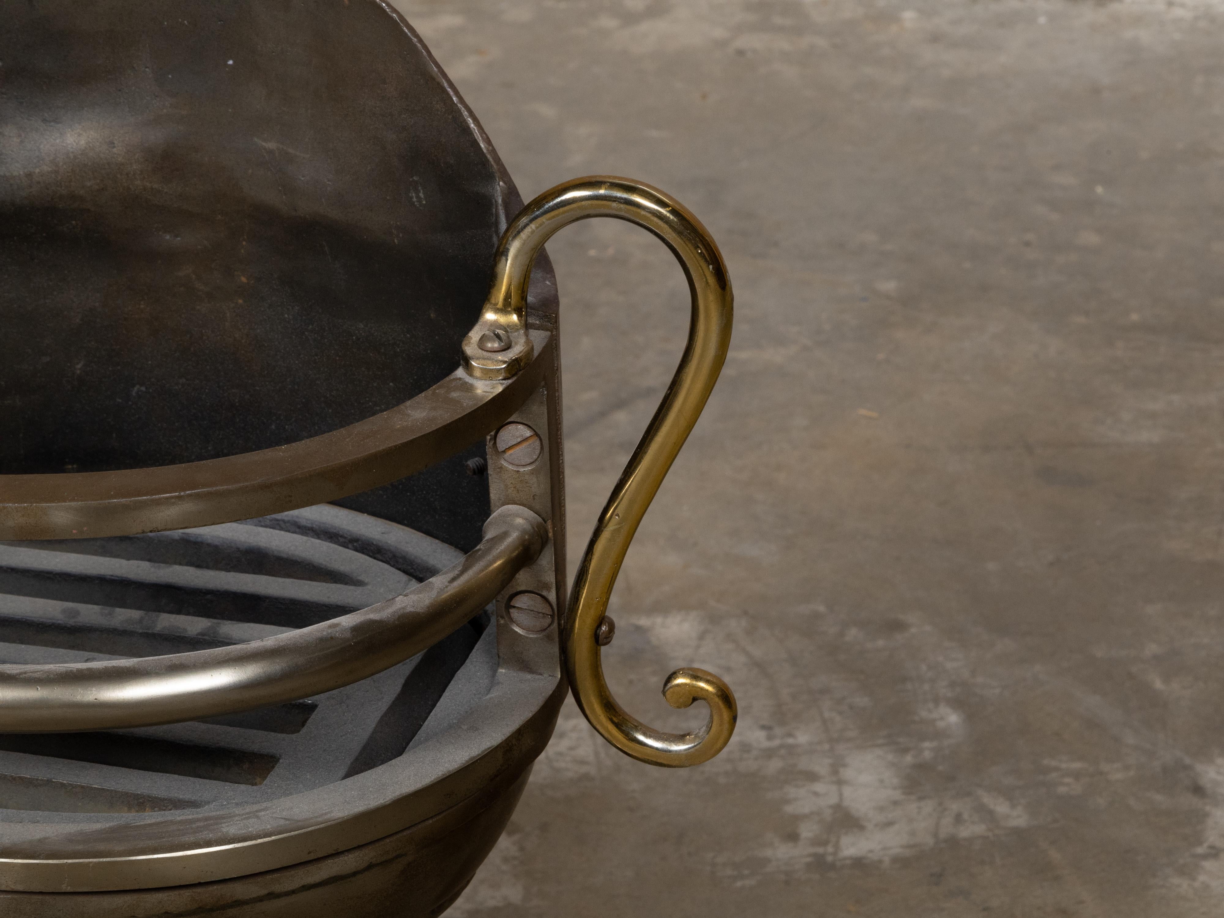 Griglia ad urna per caminetto a carbone in stile Regency inglese con volute in ottone in vendita 7