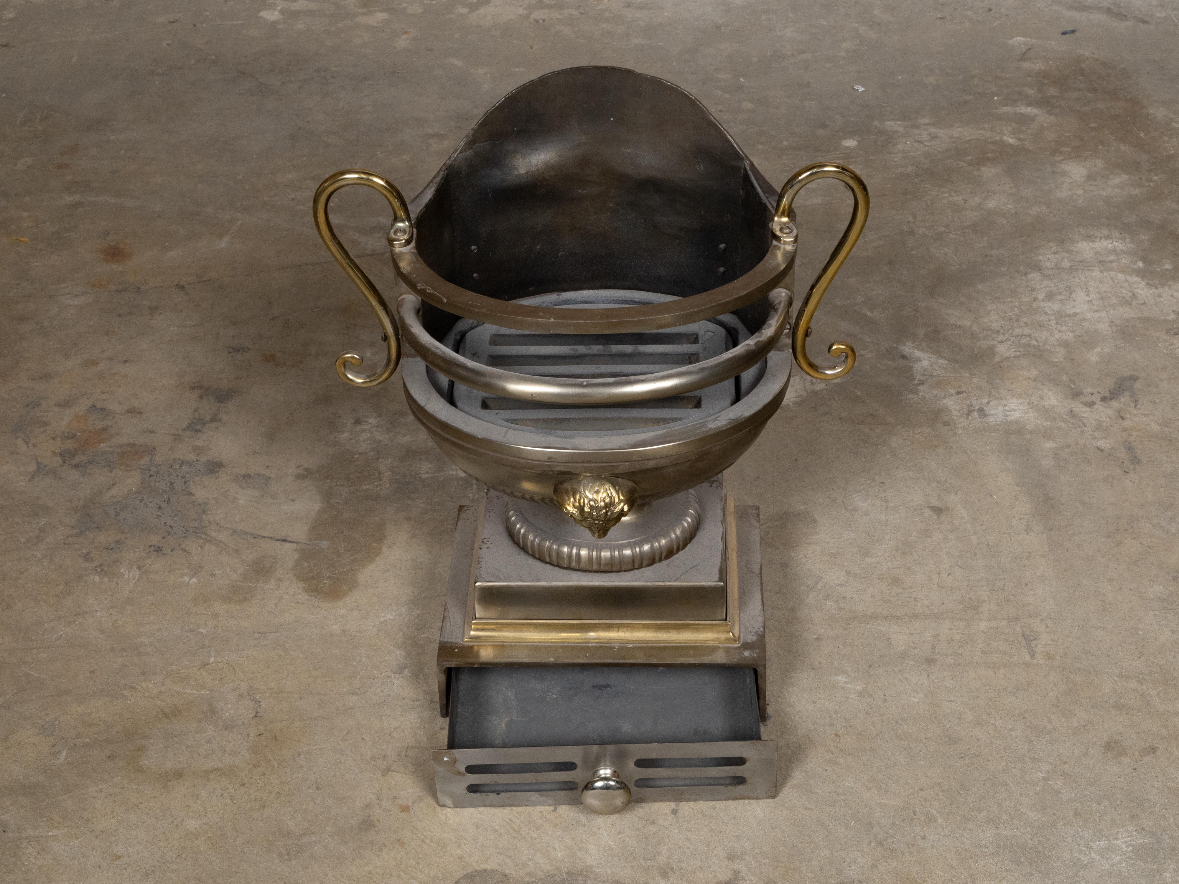 Griglia ad urna per caminetto a carbone in stile Regency inglese con volute in ottone in vendita 1