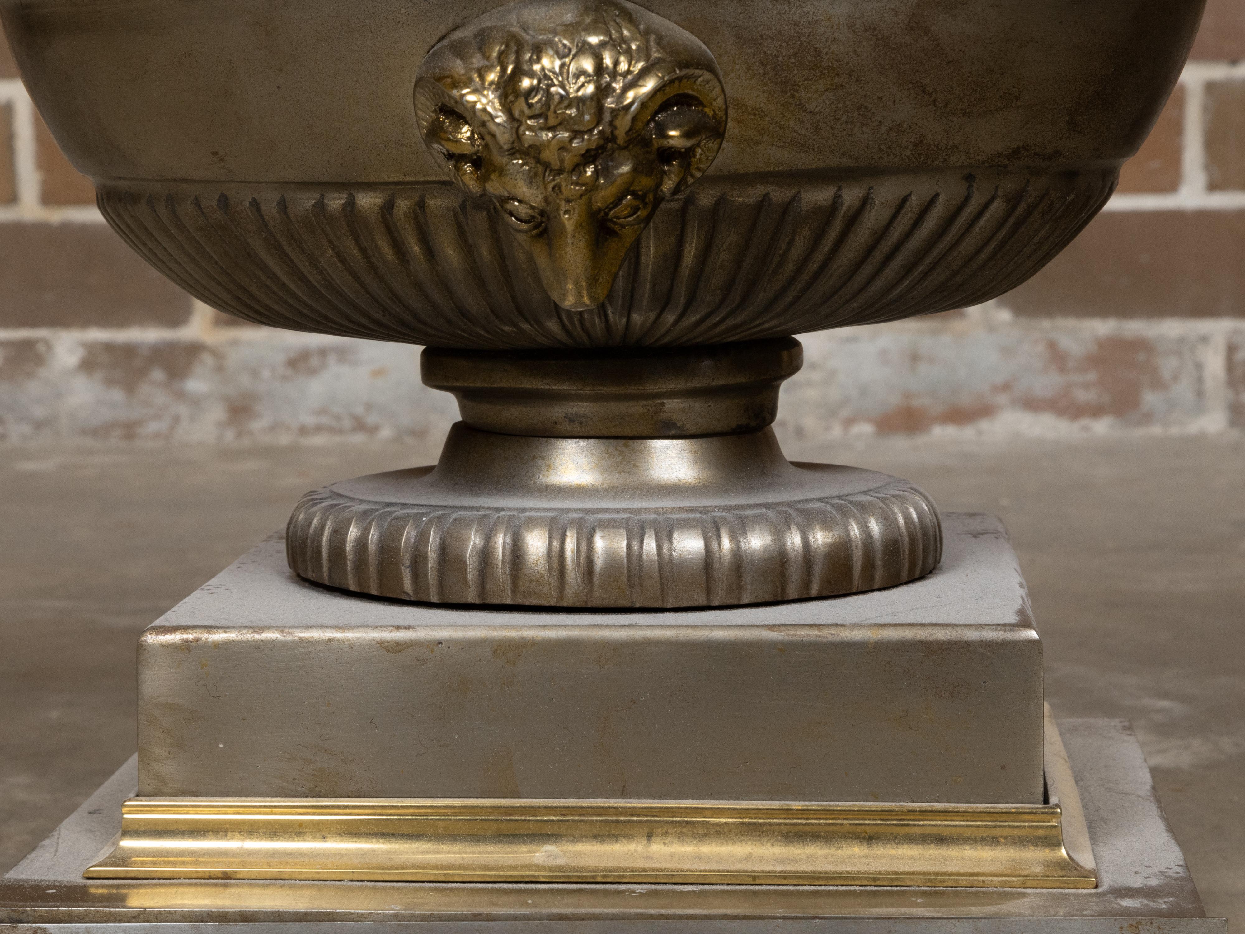 Griglia ad urna per caminetto a carbone in stile Regency inglese con volute in ottone in vendita 3