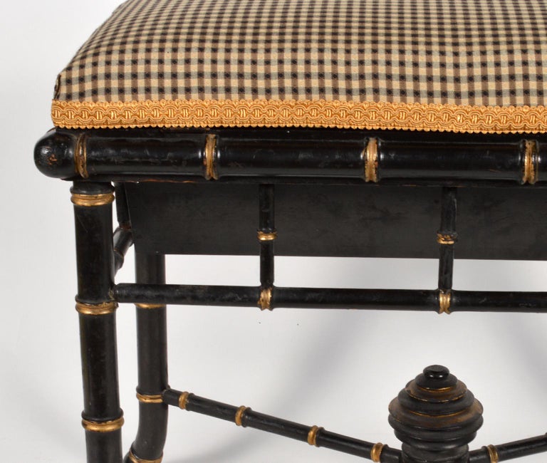 English Regency Style Faux Bamboo Paint and Parcel-Gilt Storage Bench In Good Condition In Ft. Lauderdale, FL