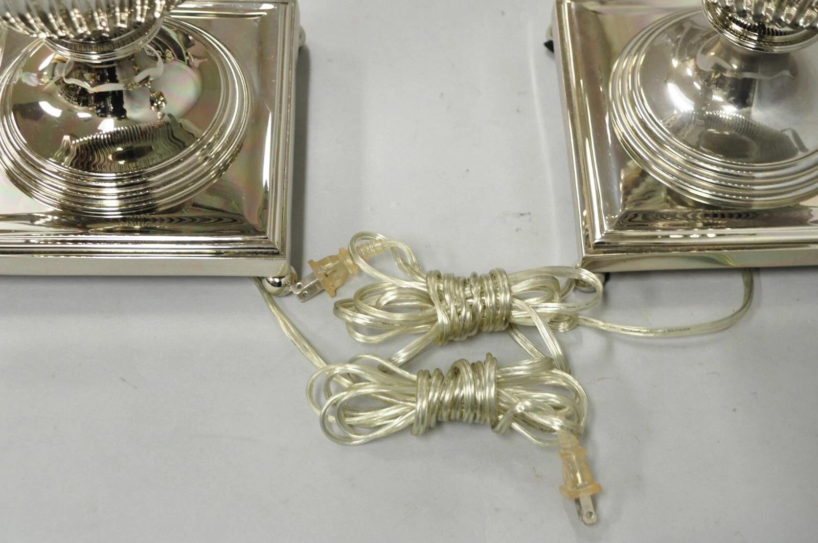 Lampade da tavolo a urna di grandi dimensioni in stile reggenza inglese, impero francese, placcate in argento - coppia in vendita 3