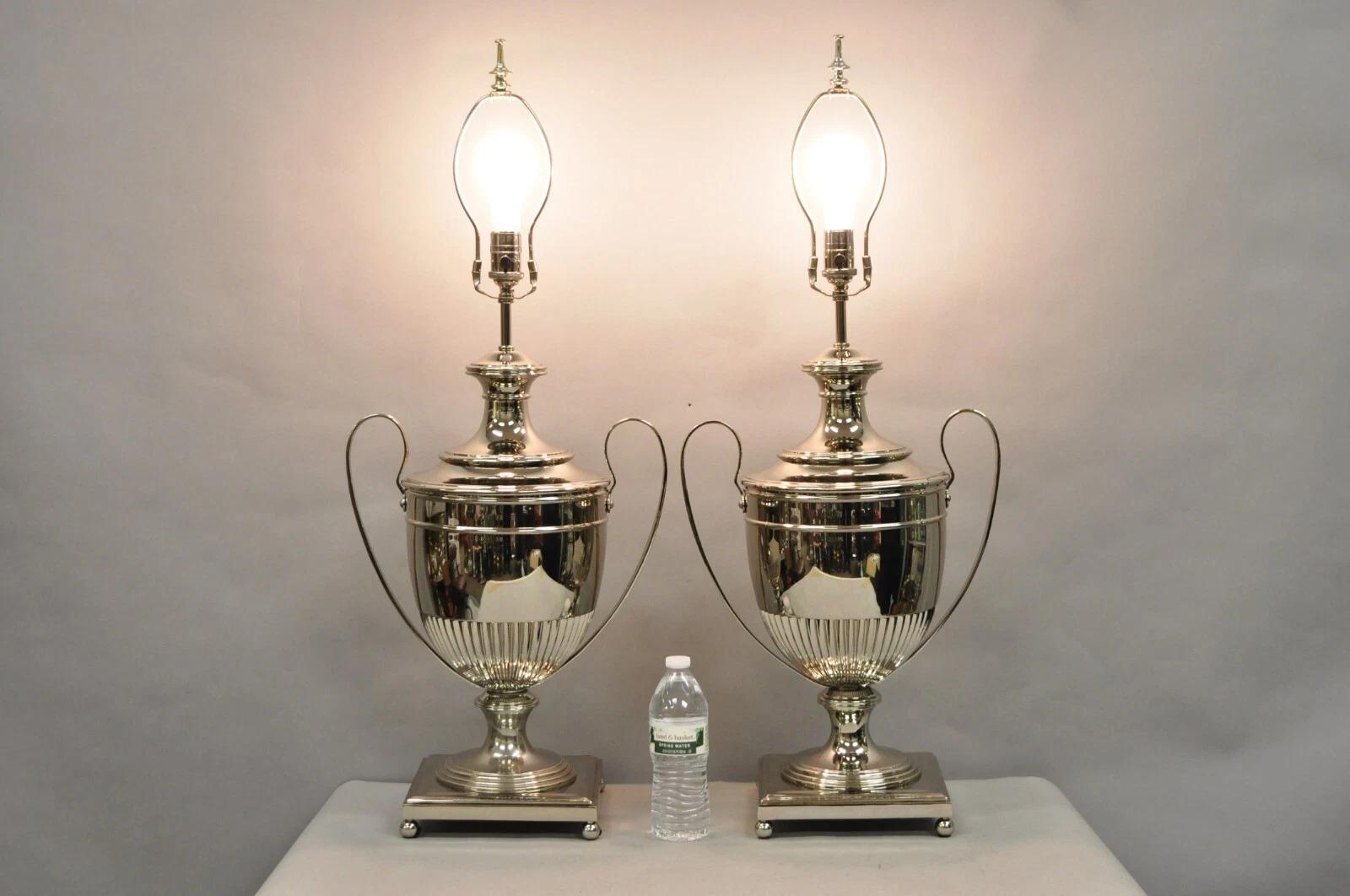 Lampade da tavolo grandi a forma di urna placcate in argento in stile reggenza inglese contemporaneo con maniglie gemelle - una coppia. Circa alla fine del XX secolo. Misure: 35