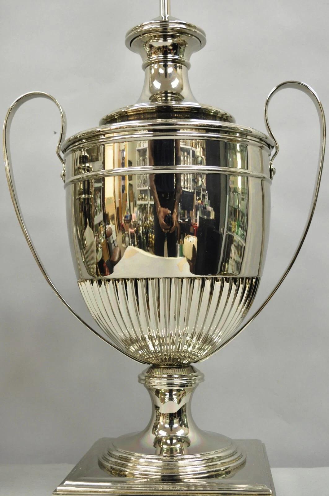 Sconosciuto Lampade da tavolo a urna di grandi dimensioni in stile reggenza inglese, impero francese, placcate in argento - coppia in vendita