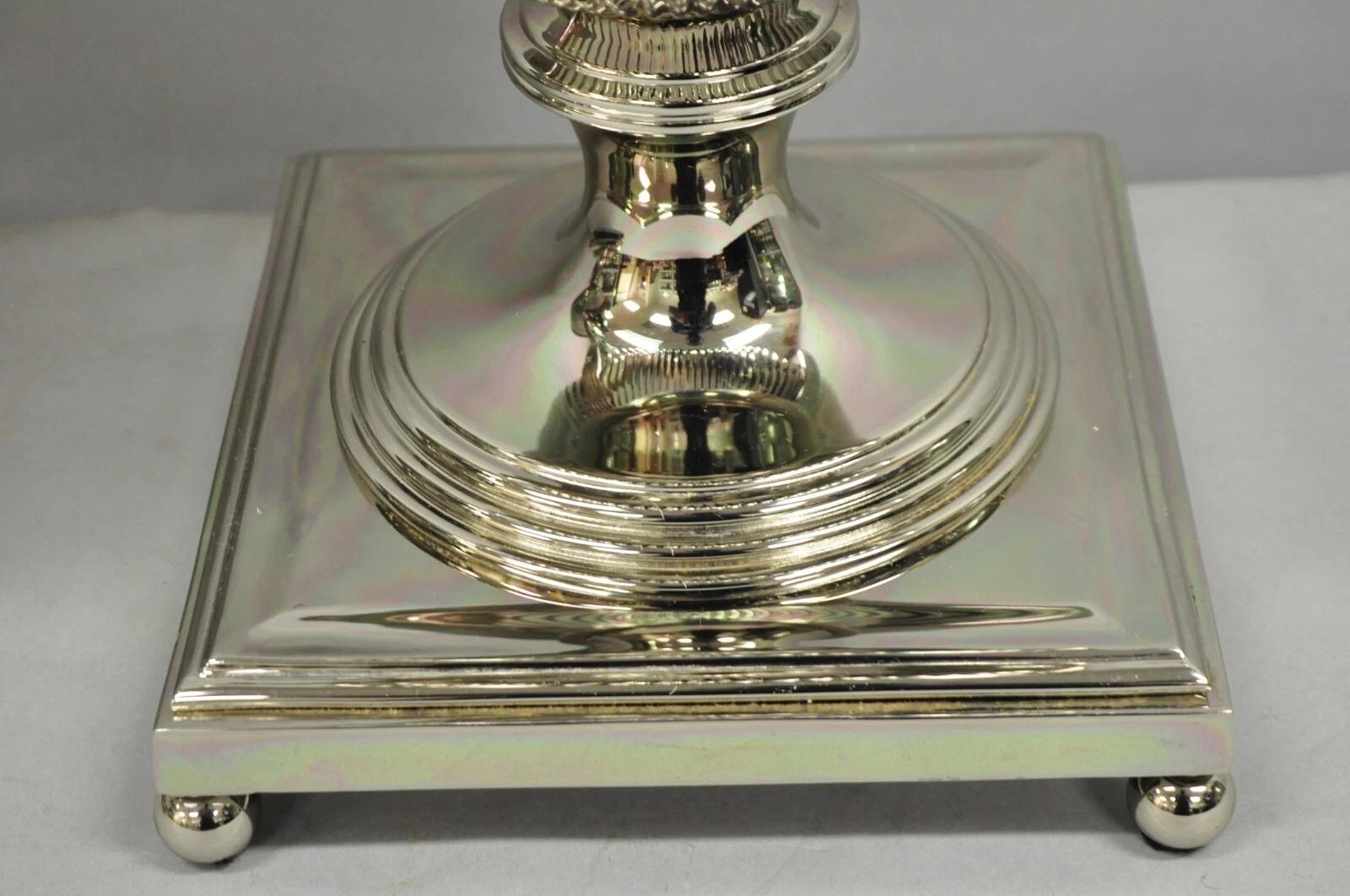 Lampade da tavolo a urna di grandi dimensioni in stile reggenza inglese, impero francese, placcate in argento - coppia In condizioni buone in vendita a Philadelphia, PA