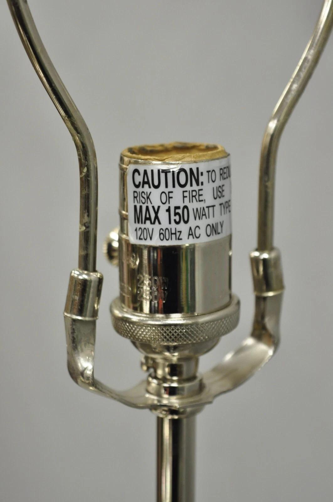 XX secolo Lampade da tavolo a urna di grandi dimensioni in stile reggenza inglese, impero francese, placcate in argento - coppia in vendita