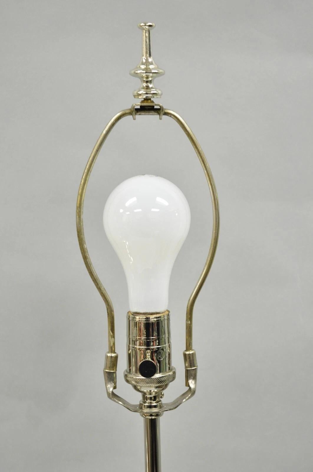 Metallo Lampade da tavolo a urna di grandi dimensioni in stile reggenza inglese, impero francese, placcate in argento - coppia in vendita