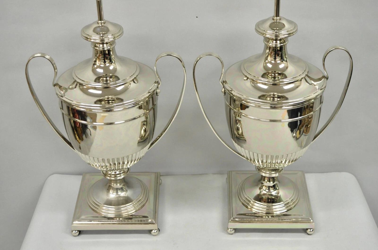 Lampade da tavolo a urna di grandi dimensioni in stile reggenza inglese, impero francese, placcate in argento - coppia in vendita 2