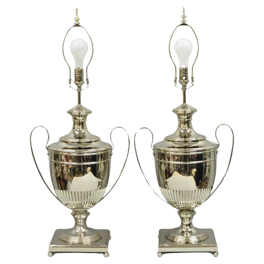 Lampade da tavolo a urna di grandi dimensioni in stile reggenza inglese, impero francese, placcate in argento - coppia in vendita