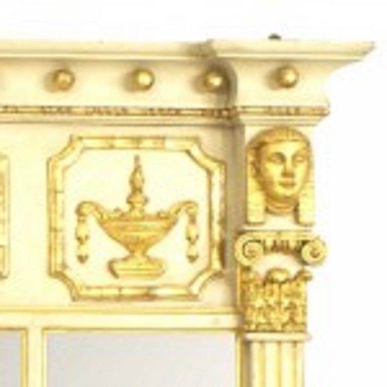 Britannique Miroir mural doré et peint de style Régence anglaise en vente