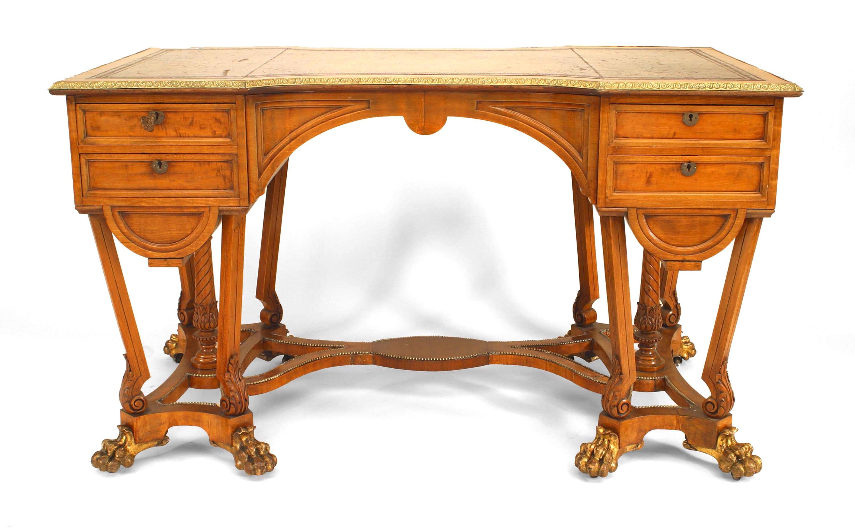 Englischer Schreibtisch im Regency-Stil (um 1850) mit vergoldetem Metallgestell aus satiniertem Holz mit eingesetzter brauner Lederplatte über Schubladen auf Beinen, die durch Bänder verbunden sind. (gestempelt EDWARDS AND ROBERTS).
