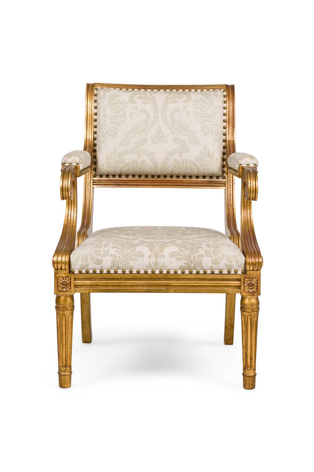 Englischer Armlehnstuhl im Regency-Stil (20. Jahrhundert) aus geschnitztem Goldholz mit gepolsterten Armlehnen und grauem Damast, Sitz und Rückenlehne gepolstert, mit Ziernägeln aus antikem Messing und kannelierten Säbelbeinen