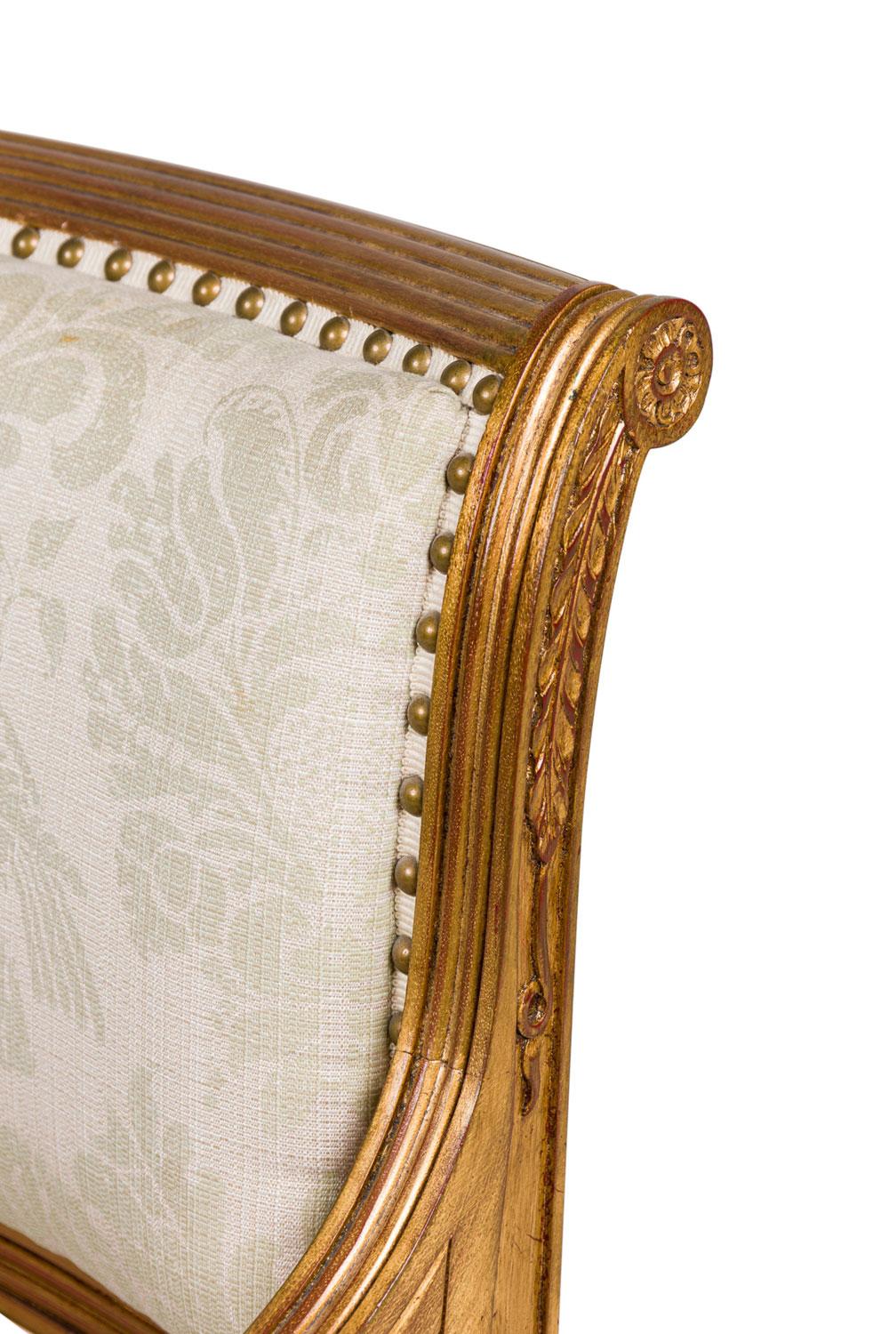 Englischer Giltwood- und Damast-Sessel im Regency-Stil (Messing) im Angebot
