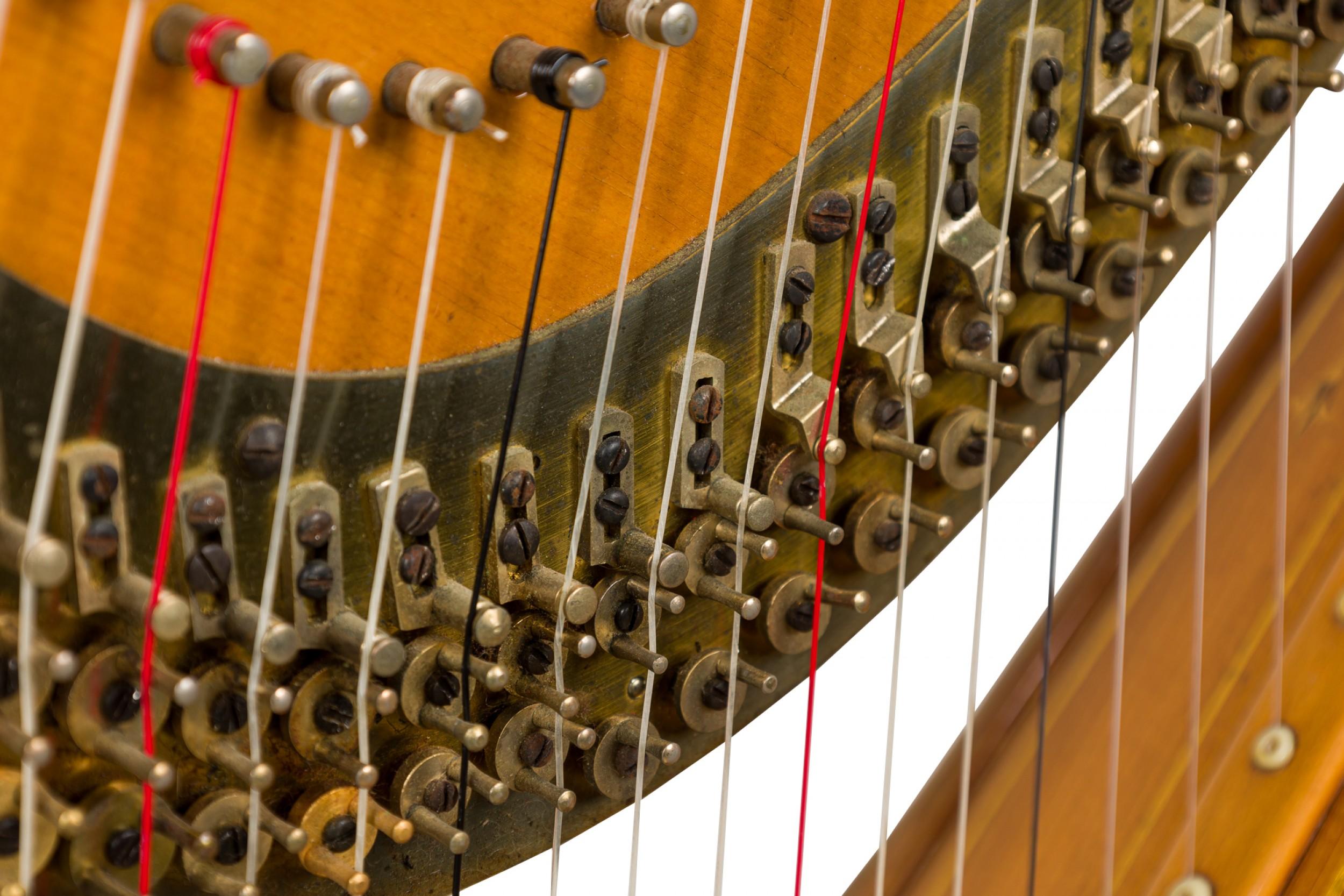 English Regency Style Giltwood & Brass Double Action 7-Pedal Harp en vente 8