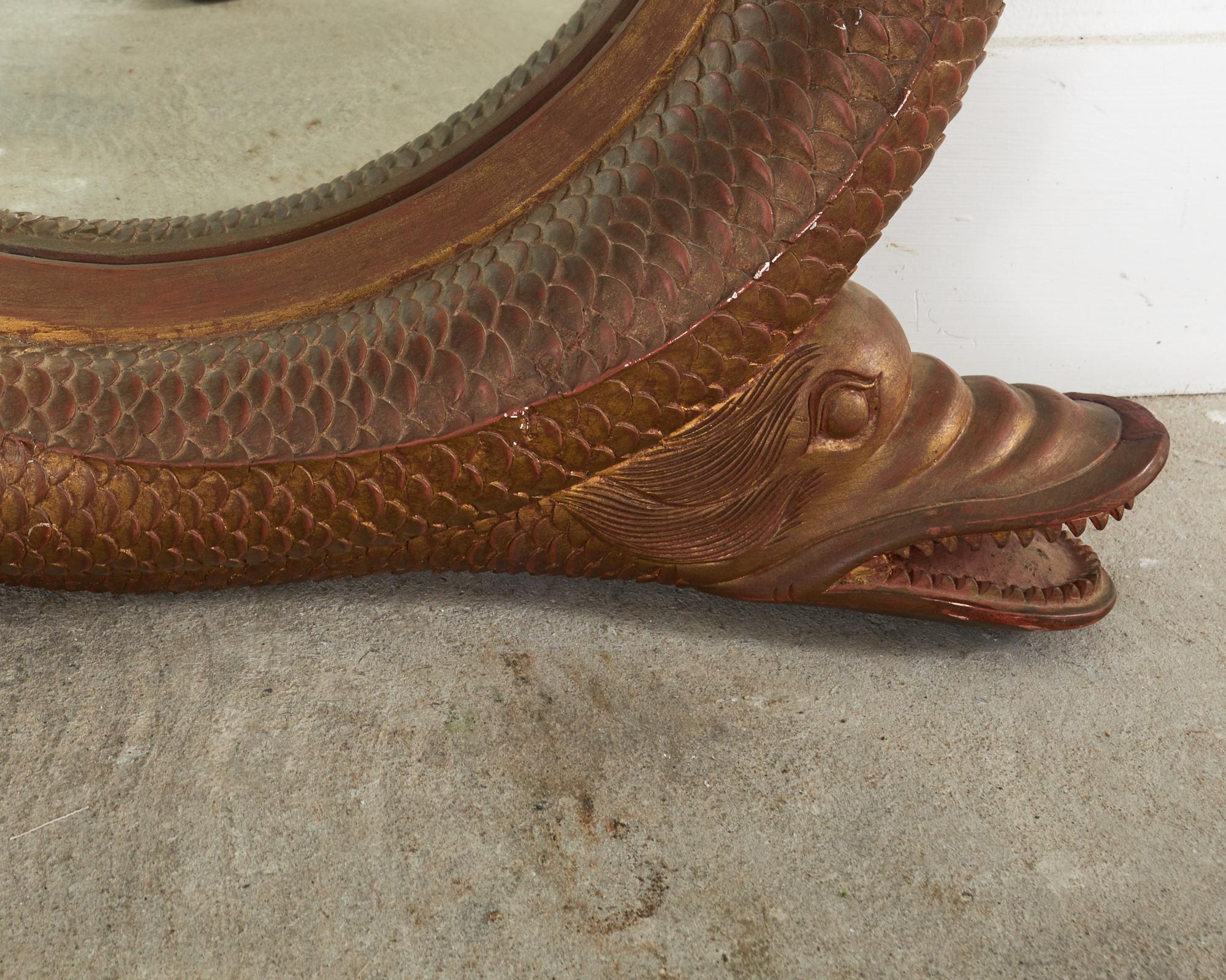 Miroir serpentin en bois doré sculpté de style Régence anglaise avec dauphins en vente 2