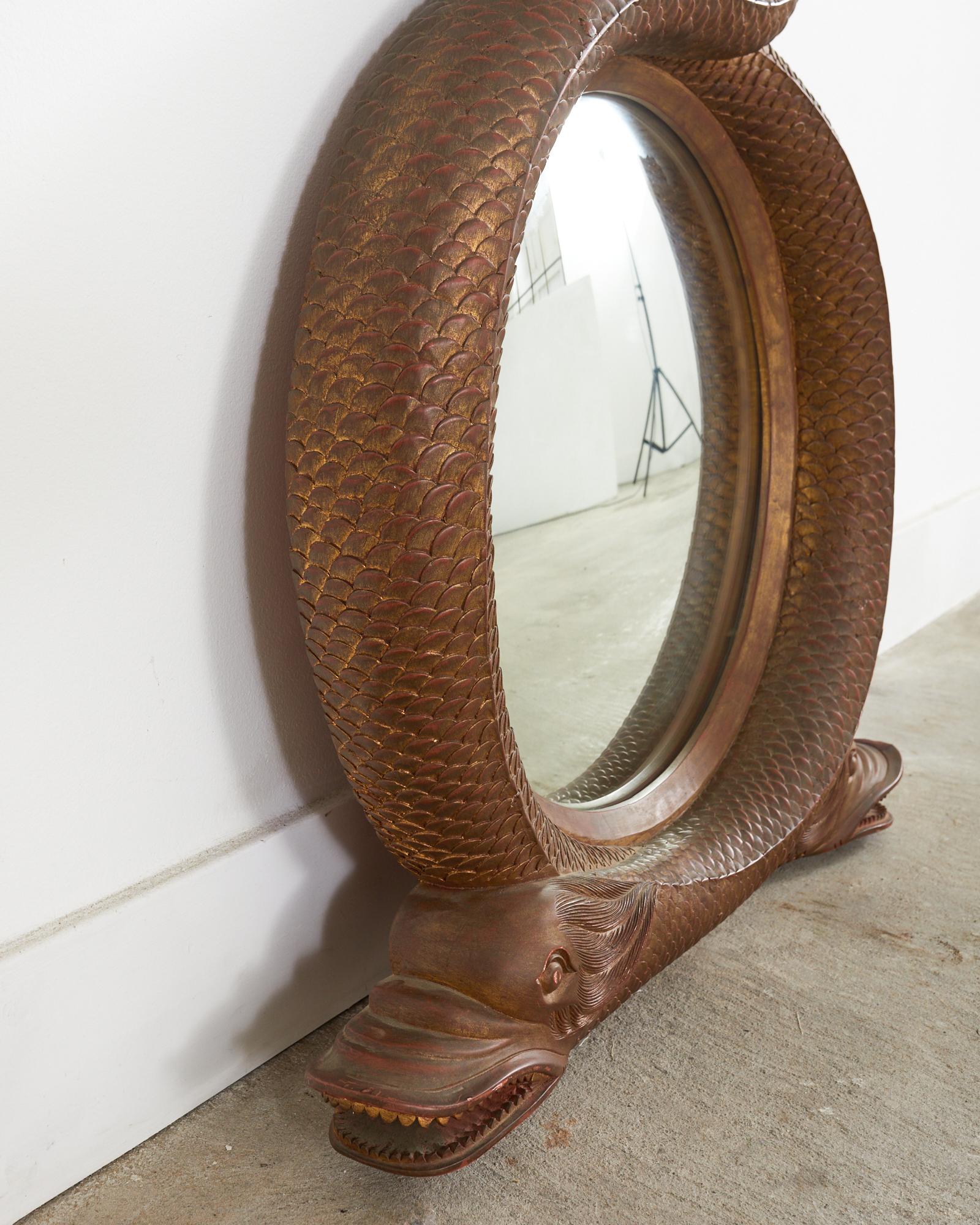 Miroir serpentin en bois doré sculpté de style Régence anglaise avec dauphins en vente 3
