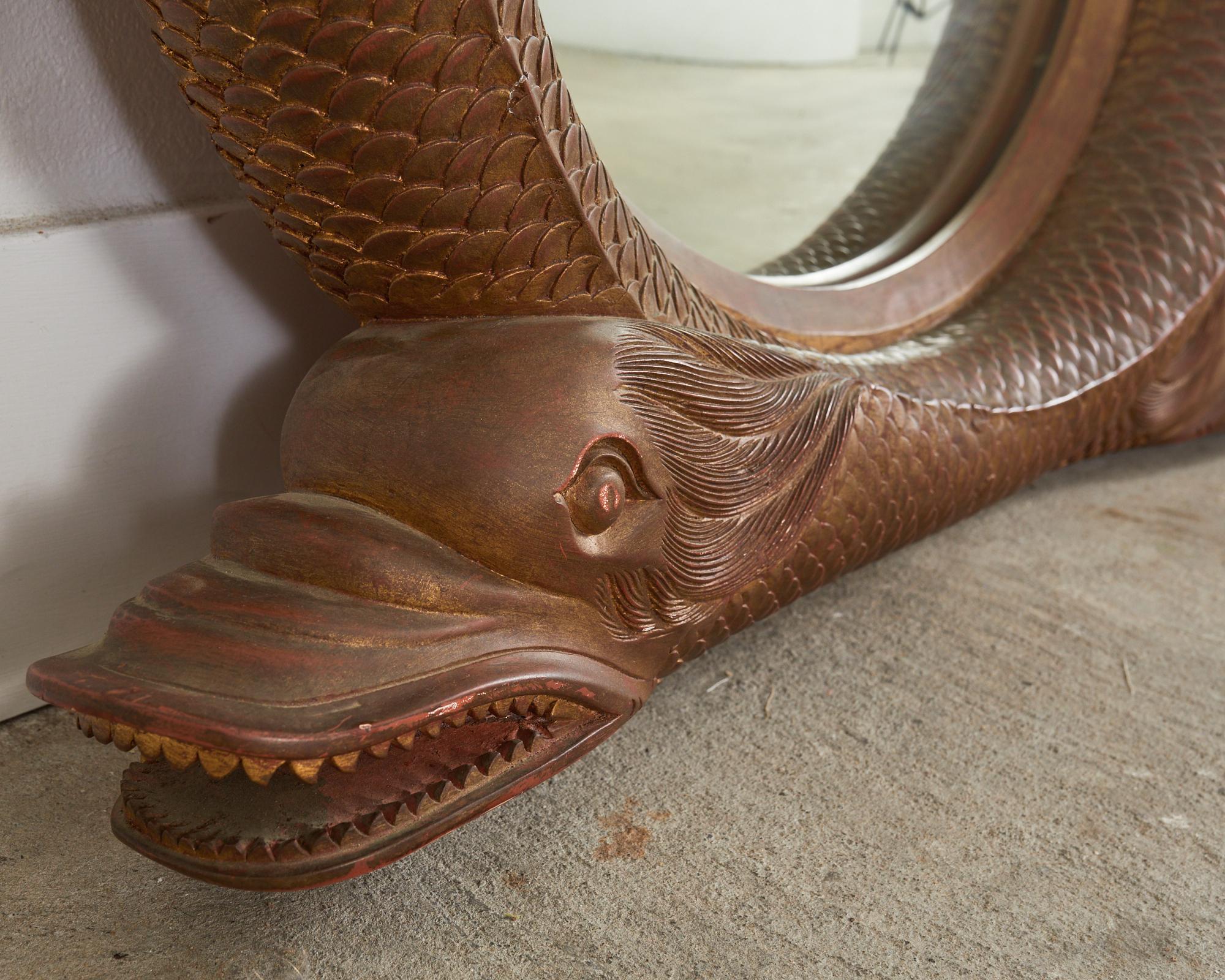 Miroir serpentin en bois doré sculpté de style Régence anglaise avec dauphins en vente 4