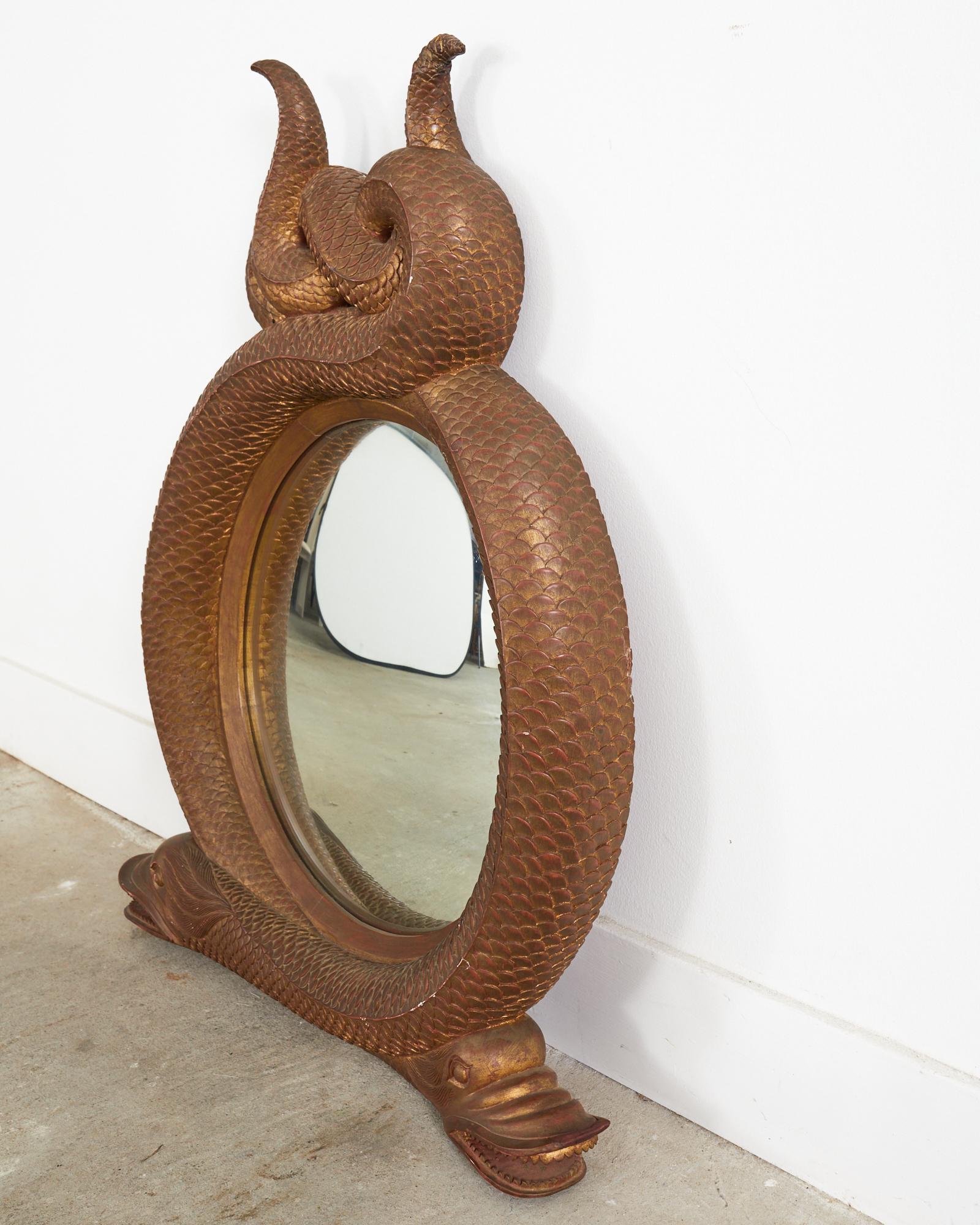 Miroir serpentin en bois doré sculpté de style Régence anglaise avec dauphins en vente 5