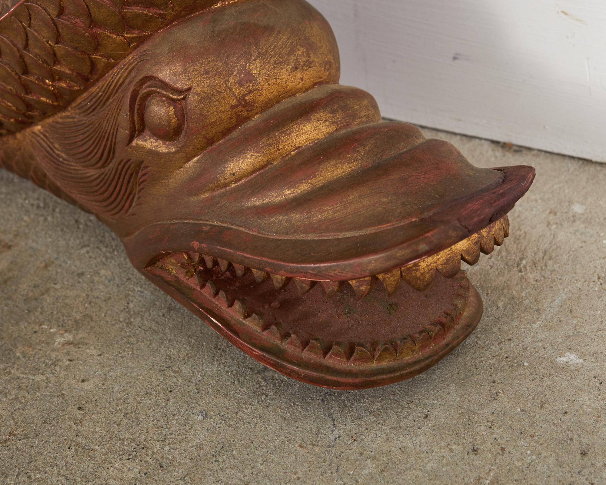 Miroir serpentin en bois doré sculpté de style Régence anglaise avec dauphins en vente 6