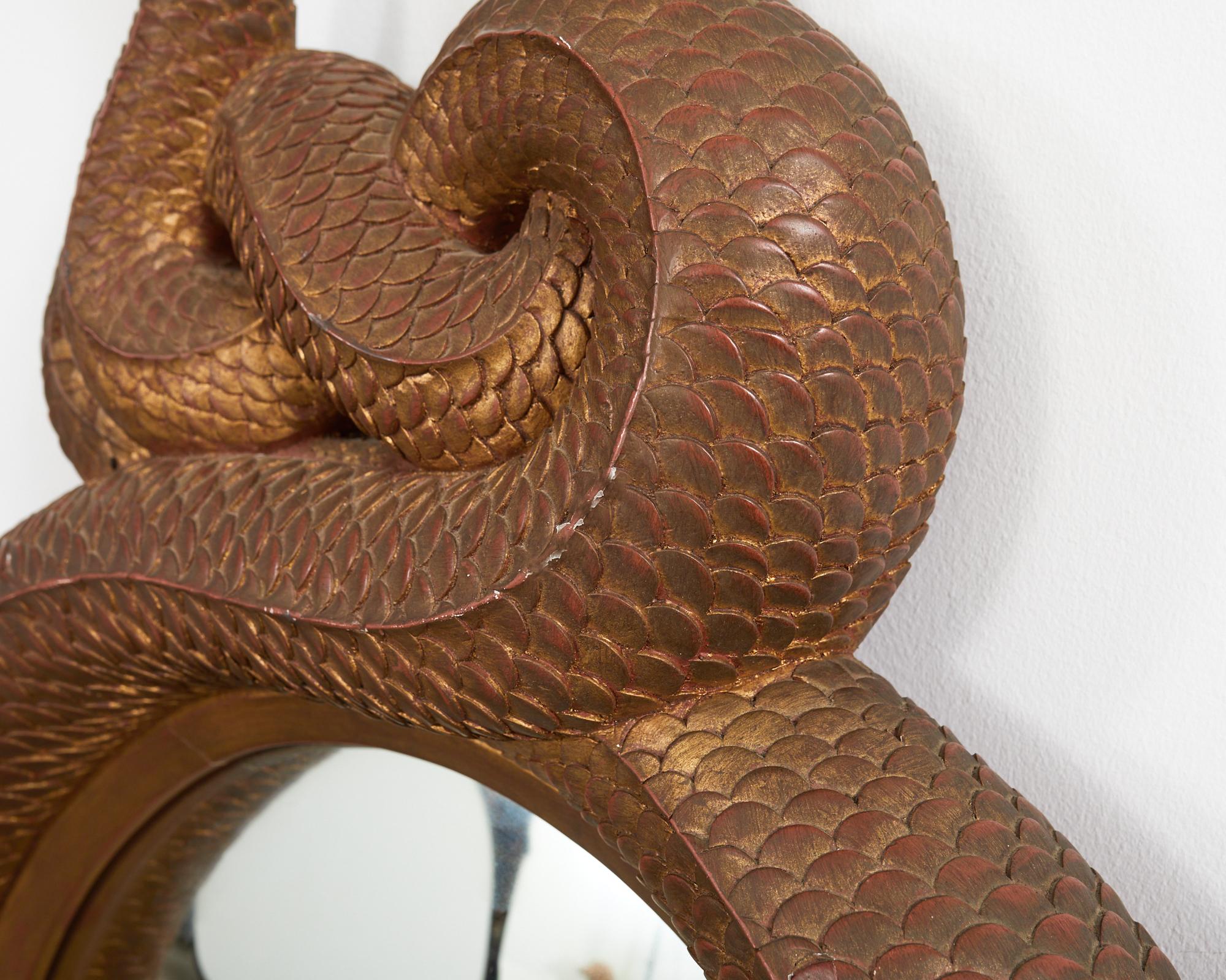 Miroir serpentin en bois doré sculpté de style Régence anglaise avec dauphins en vente 7