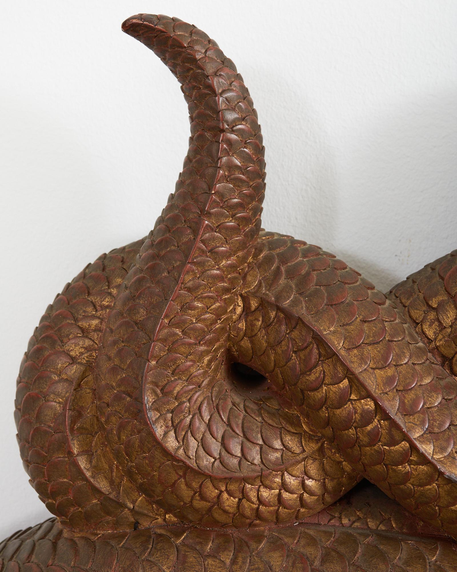 Miroir serpentin en bois doré sculpté de style Régence anglaise avec dauphins Abîmé - En vente à Rio Vista, CA