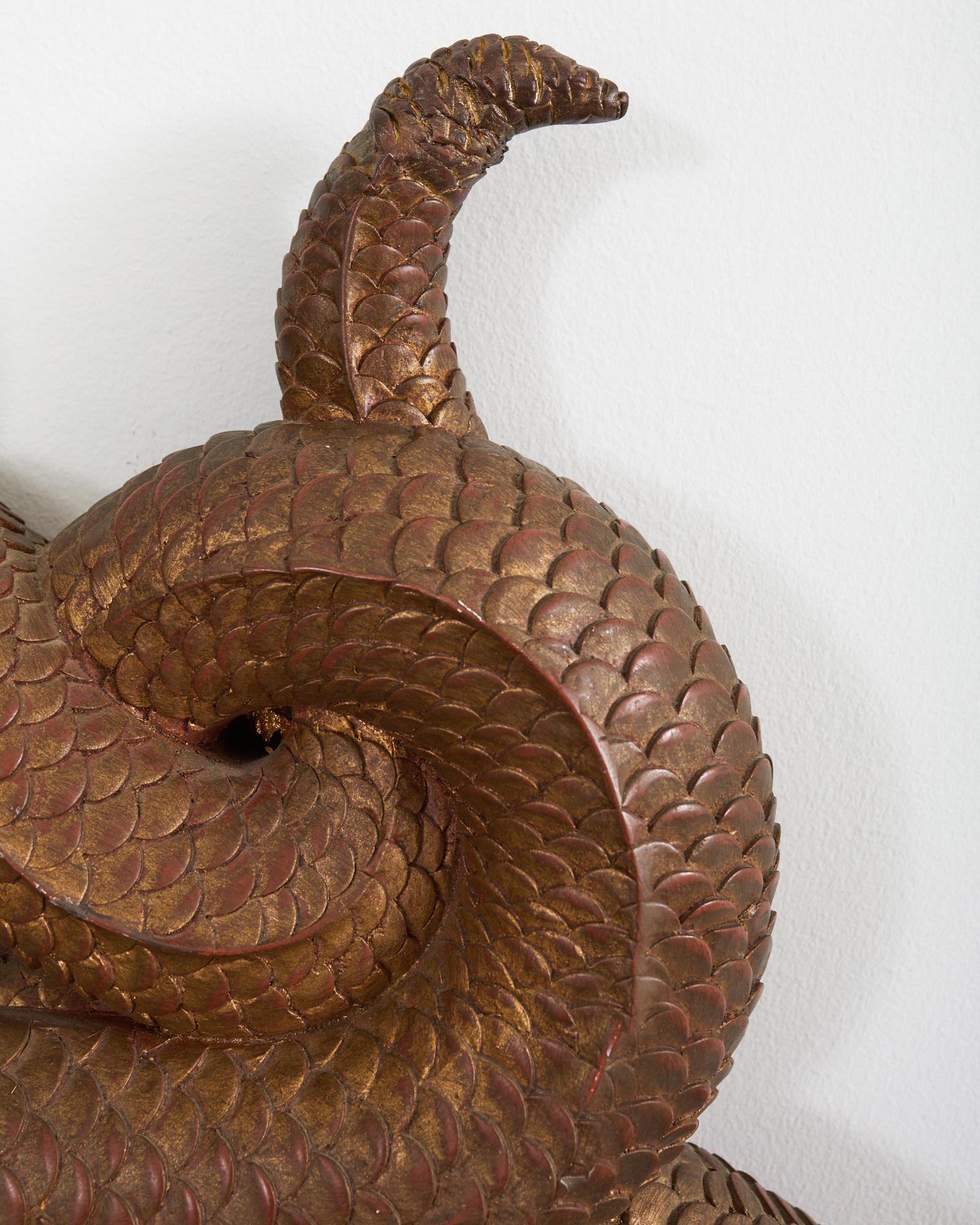 Verre Miroir serpentin en bois doré sculpté de style Régence anglaise avec dauphins en vente