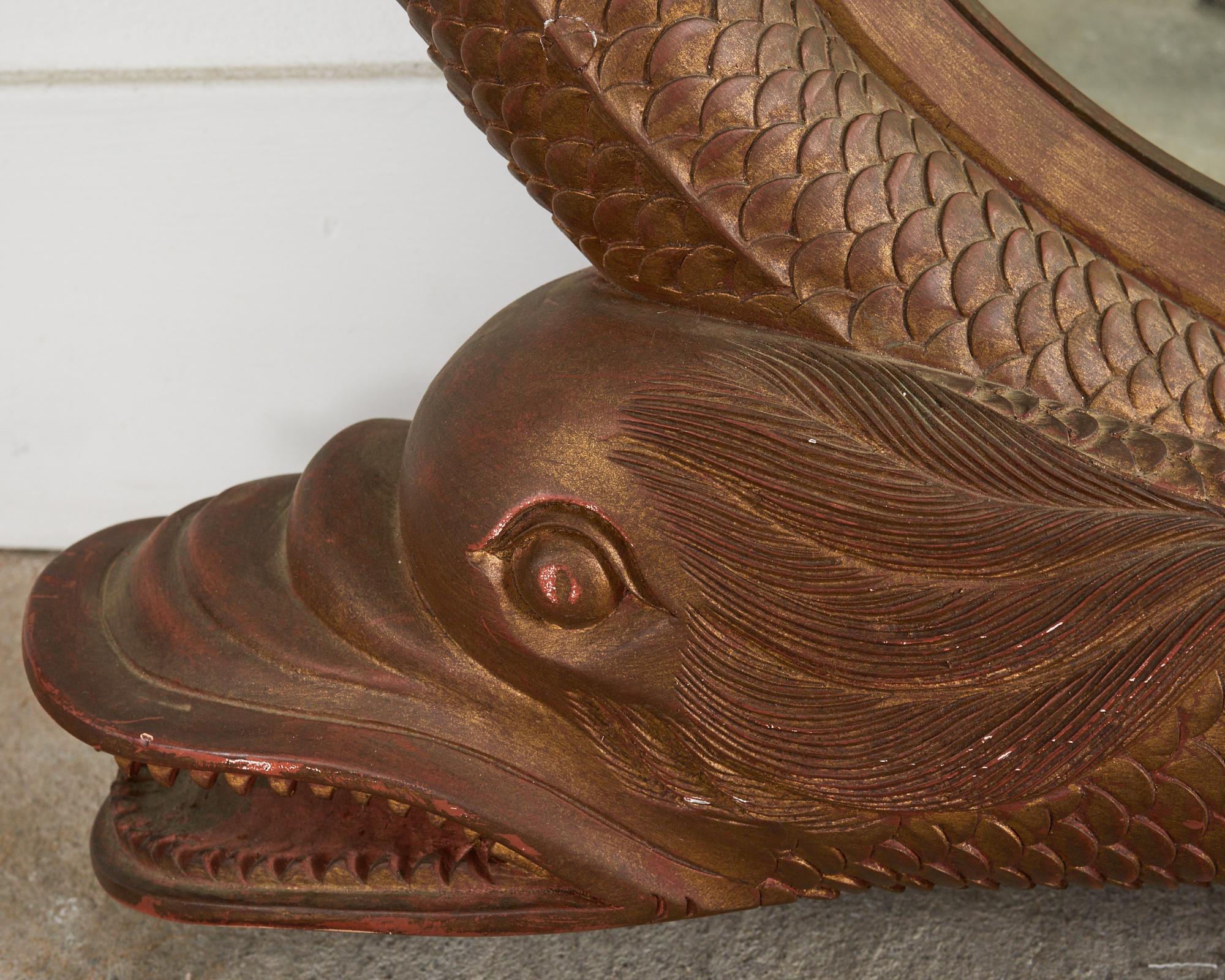 Miroir serpentin en bois doré sculpté de style Régence anglaise avec dauphins en vente 1