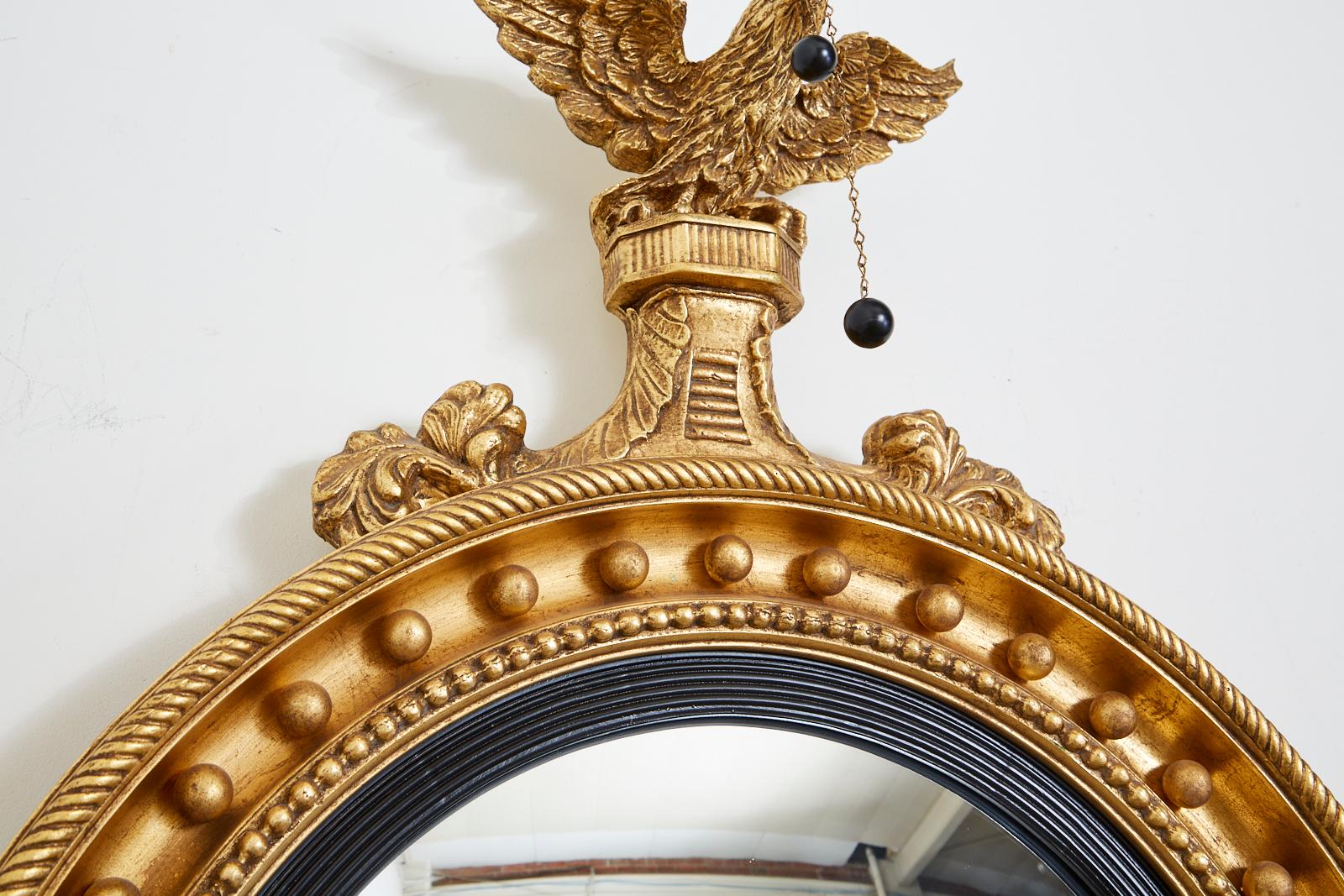 Englischer Regency-Stil Giltwood konvexer Girandole-Spiegel (Vergoldetes Holz) im Angebot