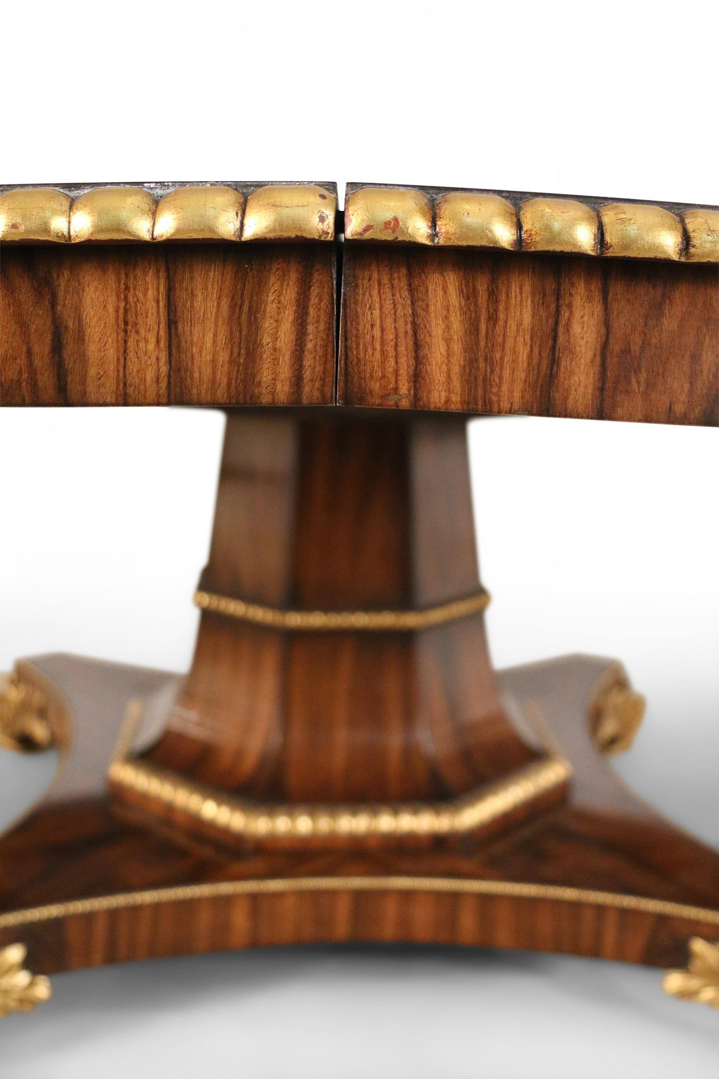 Englischer runder Mitteltisch im Regency-Stil aus Mahagoni und vergoldetem Holz im Zustand „Gut“ im Angebot in New York, NY