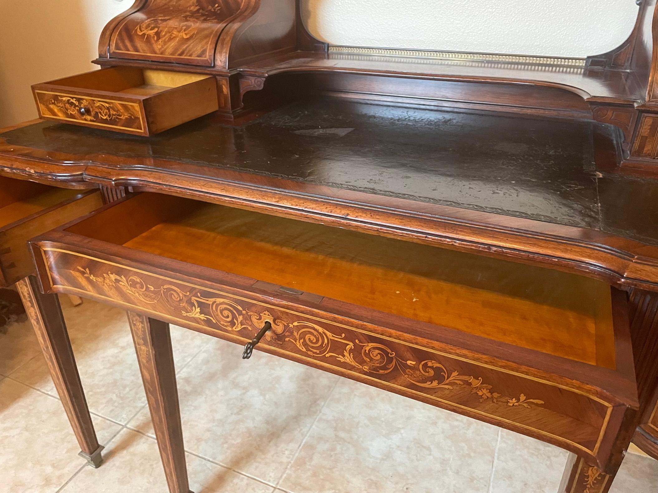 Inglese Scrivania Carlton House in stile Reggenza inglese in mogano e legno satinato intarsiato in vendita