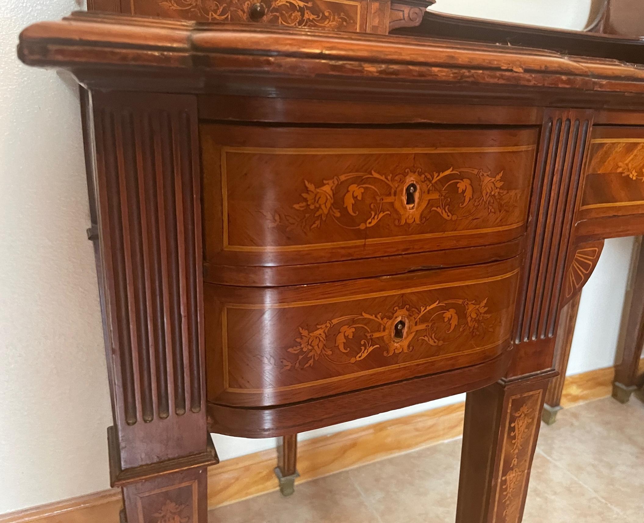 XIX secolo Scrivania Carlton House in stile Reggenza inglese in mogano e legno satinato intarsiato in vendita