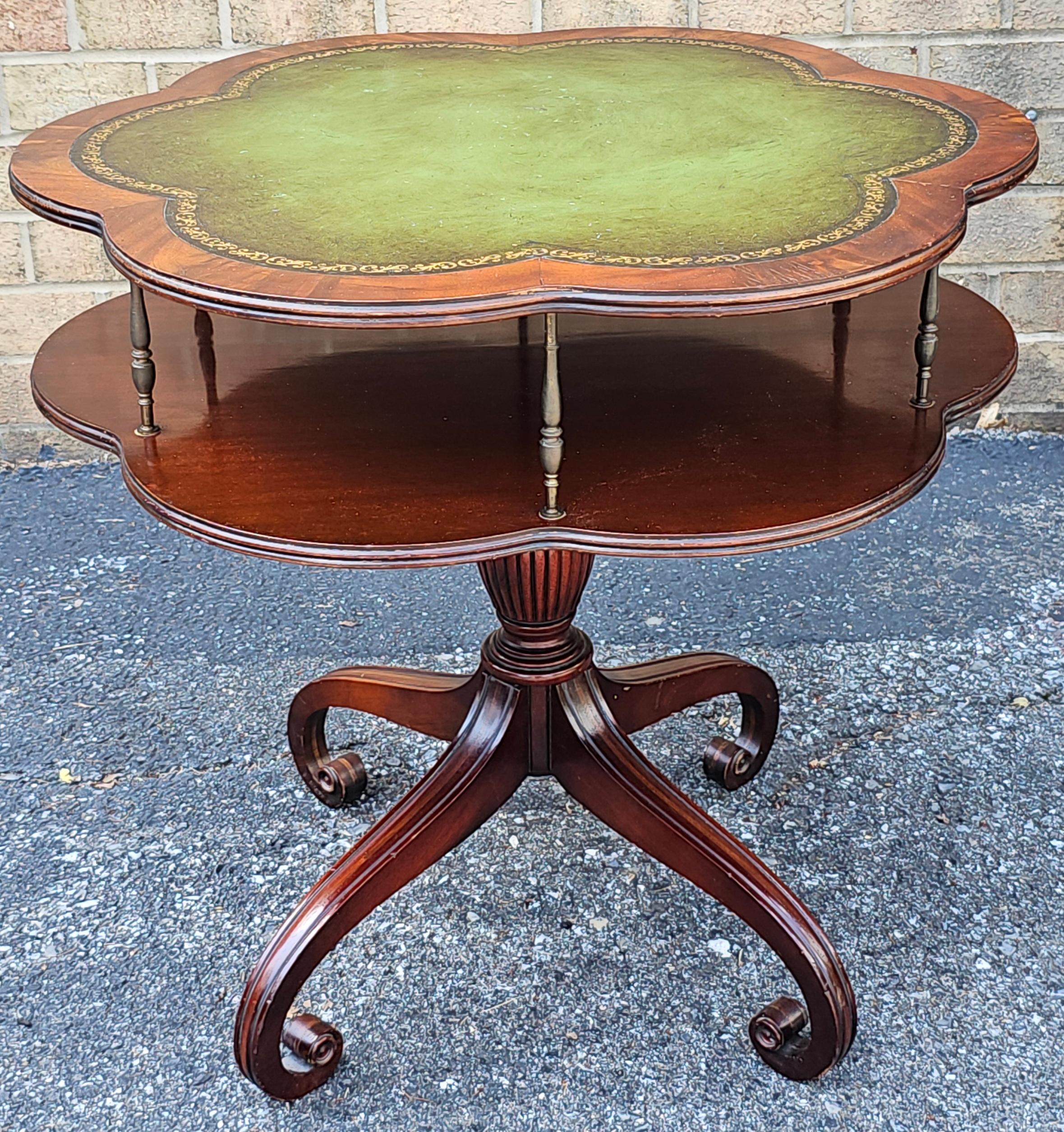 Tavolo a due piani in stile Regency inglese, in mogano e pelle lavorata con inserto in vendita 6