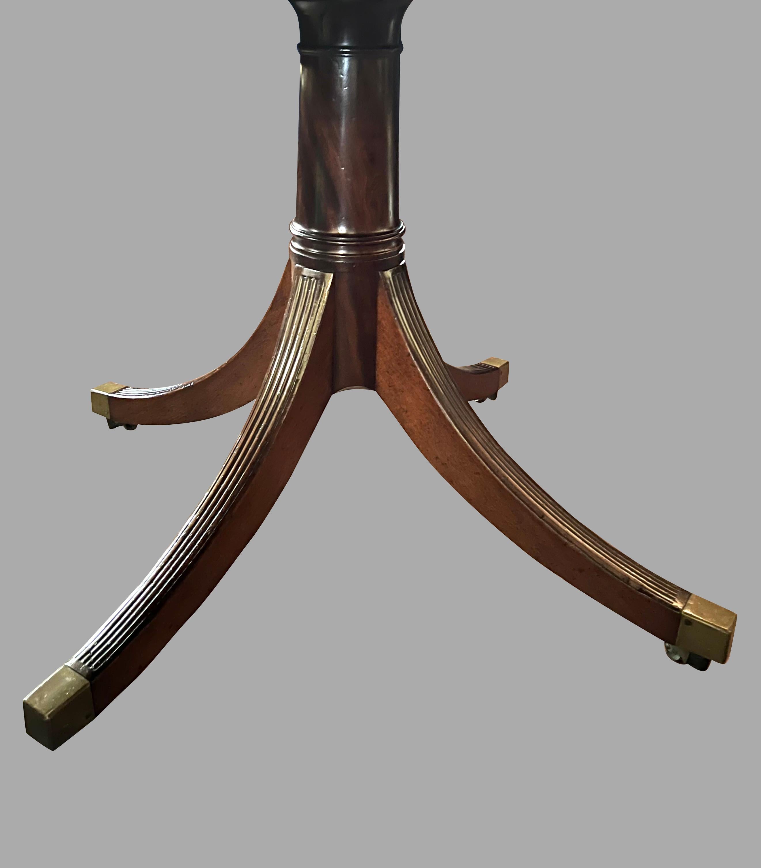Regency Table à tambour en acajou de style Régence anglaise avec plateau rotatif en cuir doré en vente