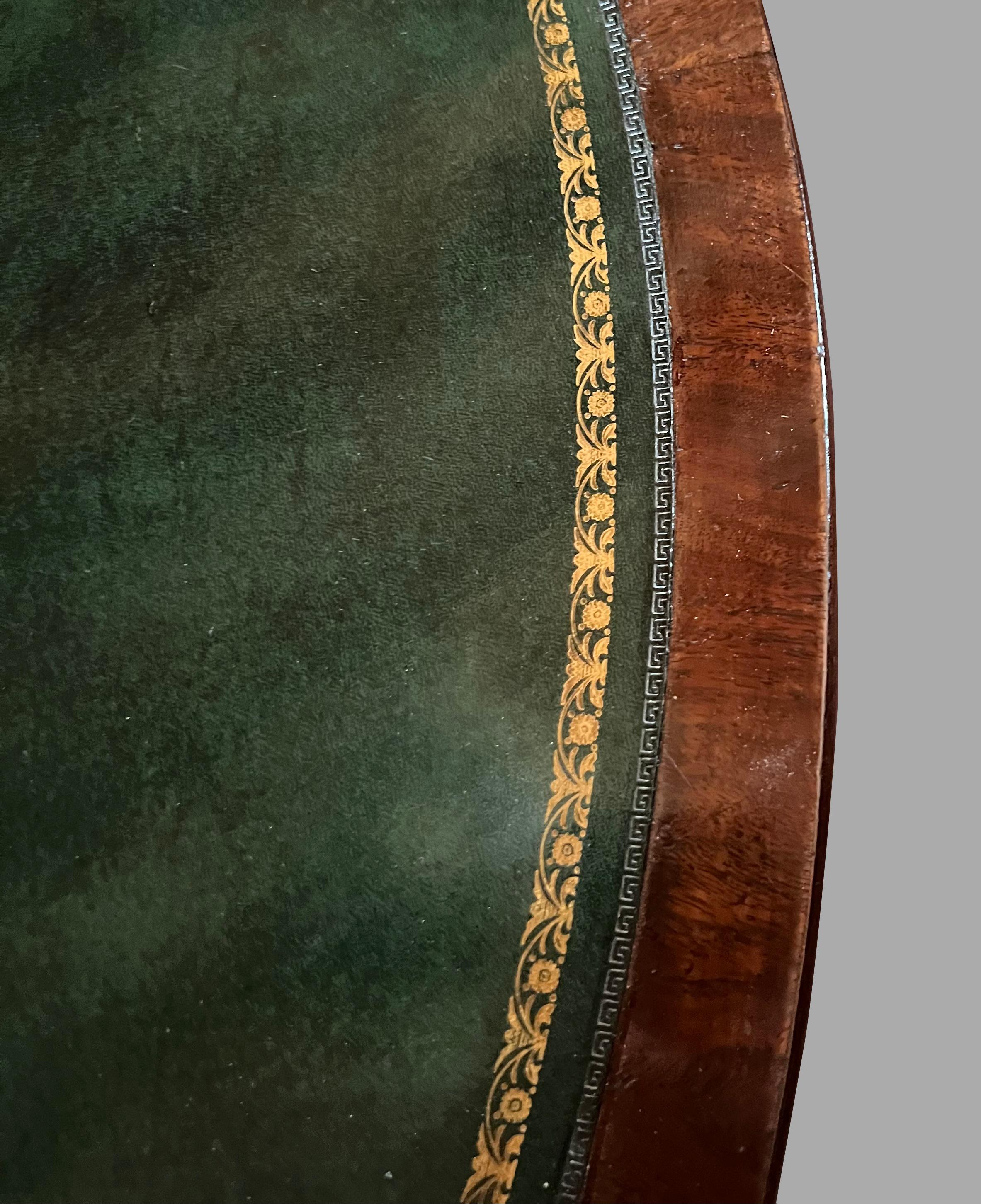 Table à tambour en acajou de style Régence anglaise avec plateau rotatif en cuir doré Bon état - En vente à San Francisco, CA