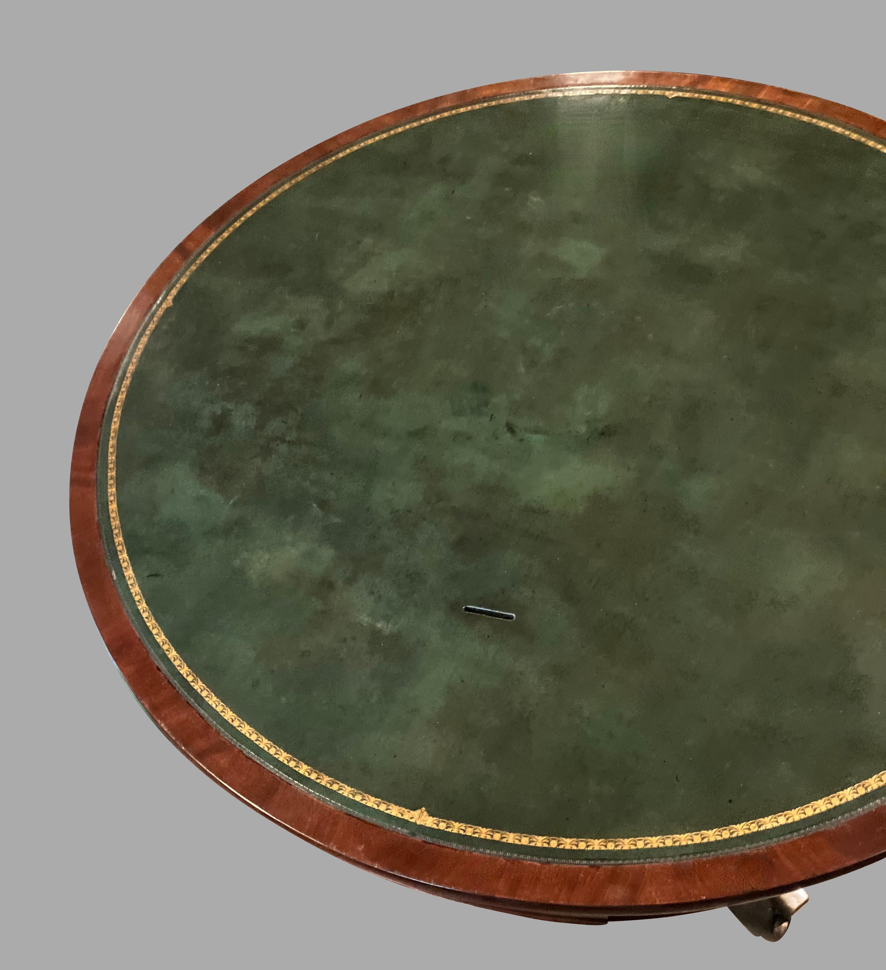 XIXe siècle Table à tambour en acajou de style Régence anglaise avec plateau rotatif en cuir doré en vente