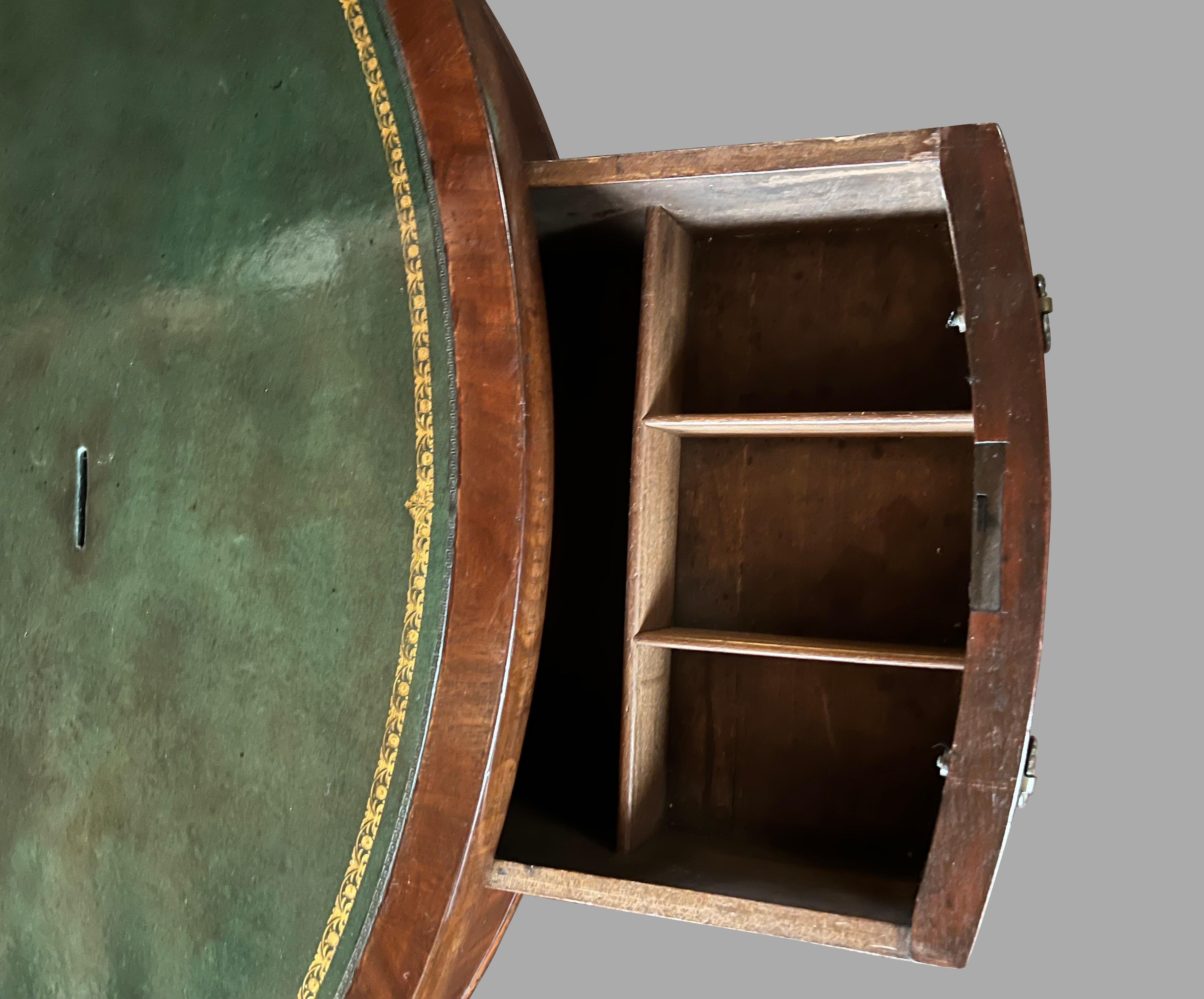 Cuir Table à tambour en acajou de style Régence anglaise avec plateau rotatif en cuir doré en vente