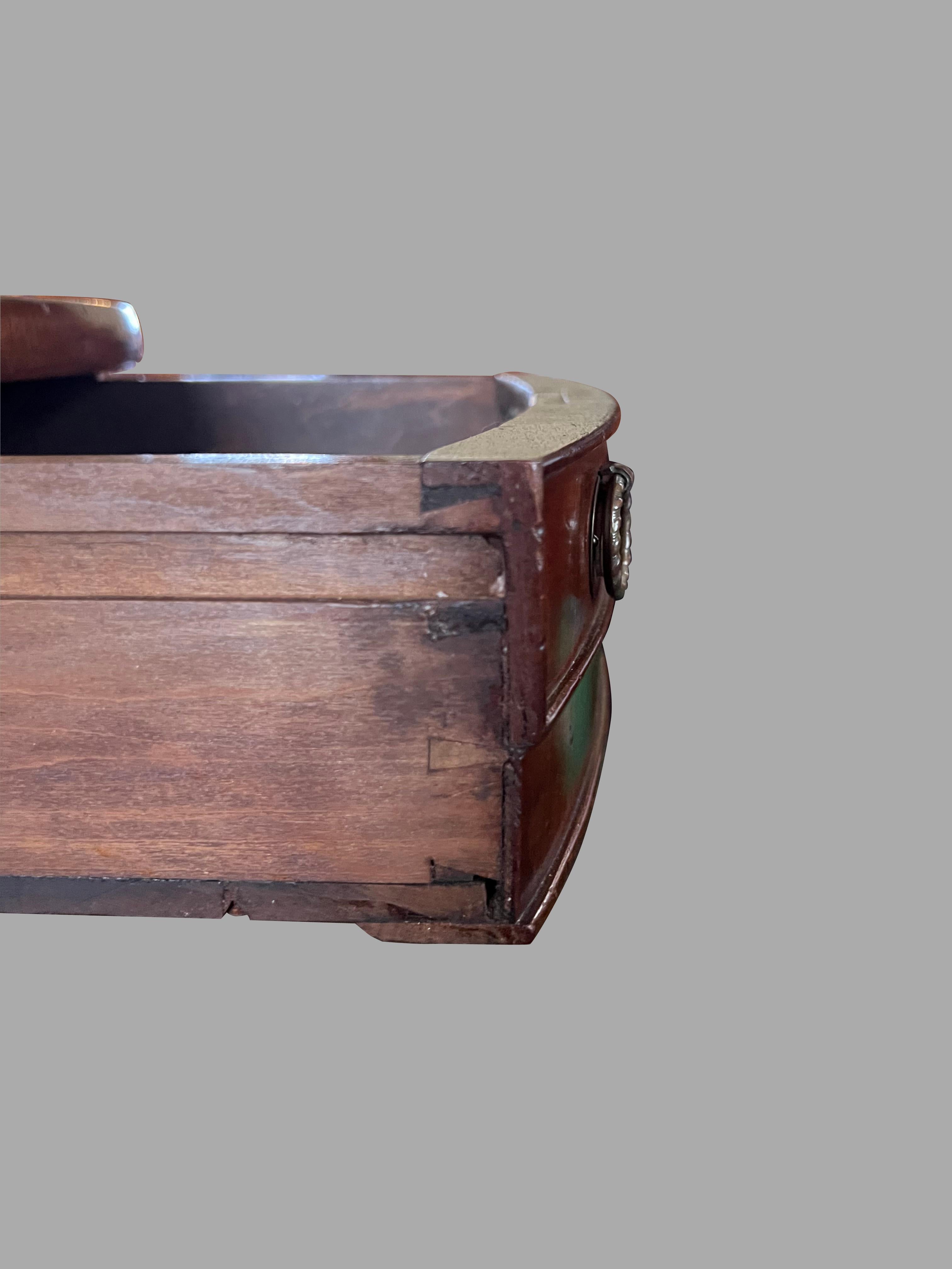 Table à tambour en acajou de style Régence anglaise avec plateau rotatif en cuir doré en vente 1