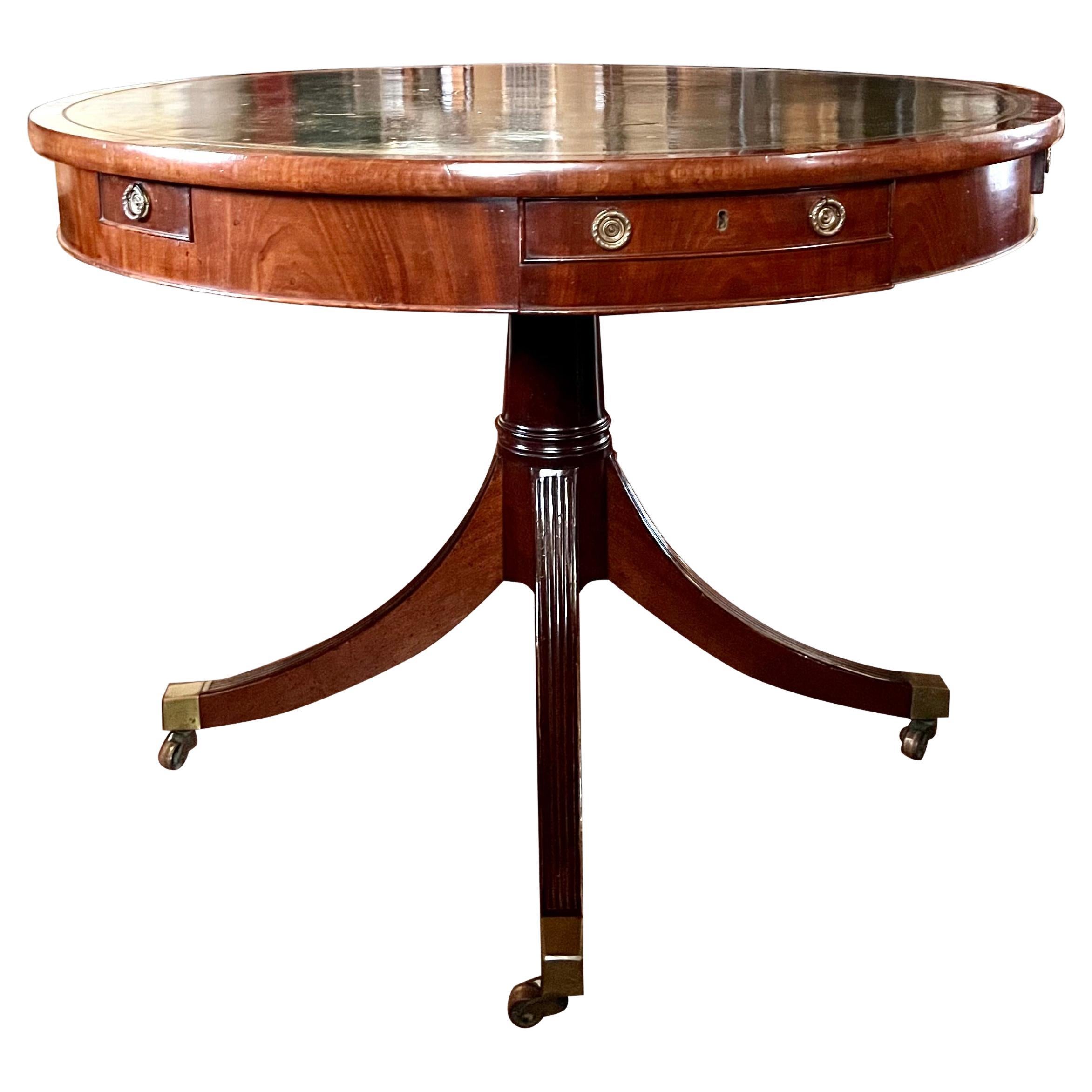 Table à tambour en acajou de style Régence anglaise avec plateau rotatif en cuir doré en vente