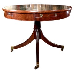 Table à tambour en acajou de style Régence anglaise avec plateau rotatif en cuir doré