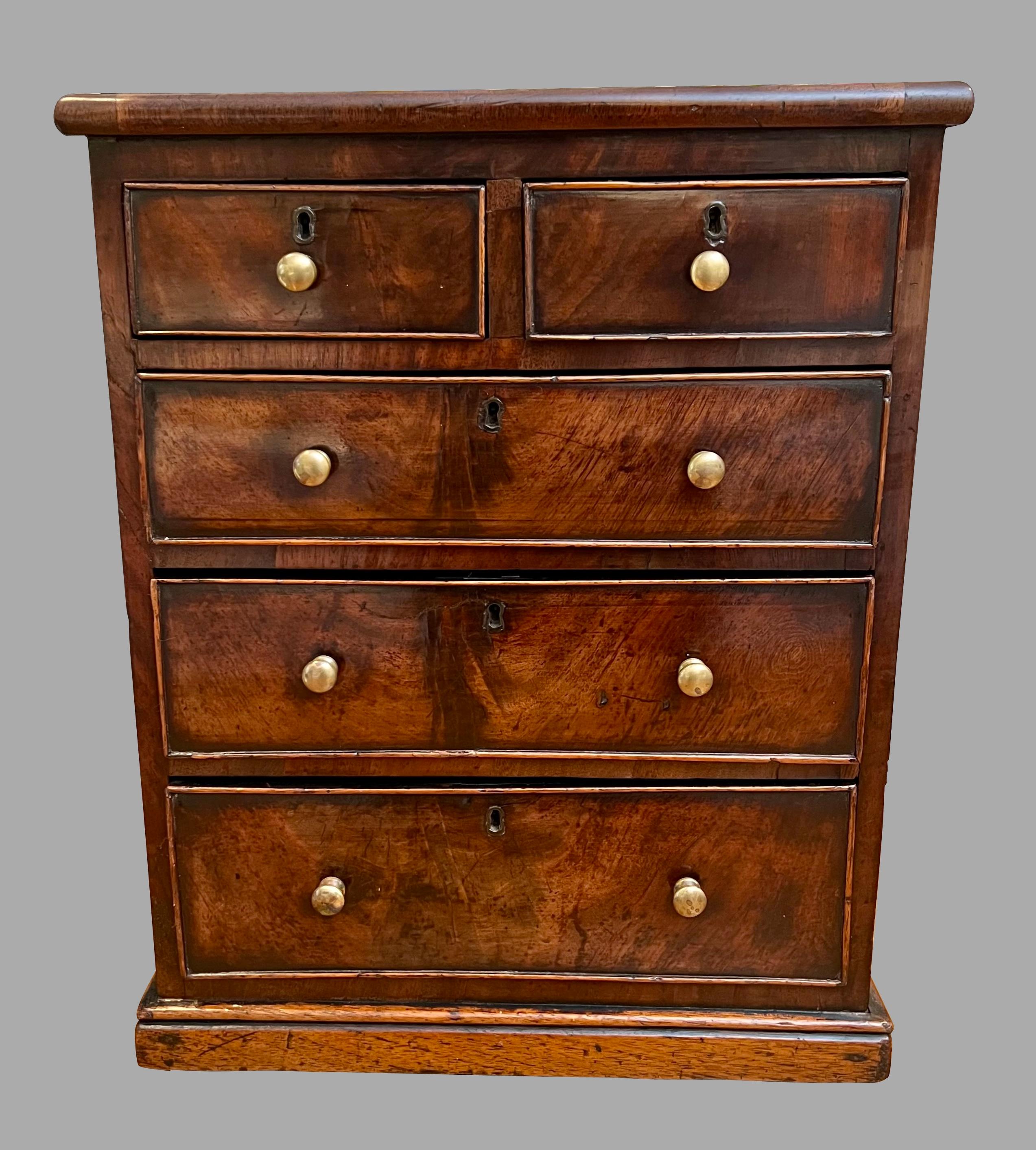 Inglese Cassettiera a 5 cassetti in miniatura in mogano in stile Regency inglese con pomelli in ottone in vendita