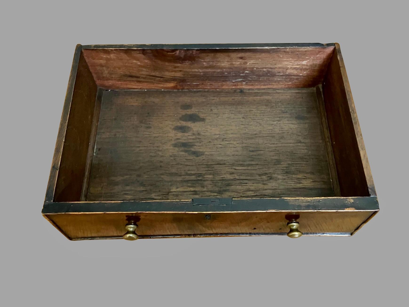 Cassettiera a 5 cassetti in miniatura in mogano in stile Regency inglese con pomelli in ottone in vendita 1