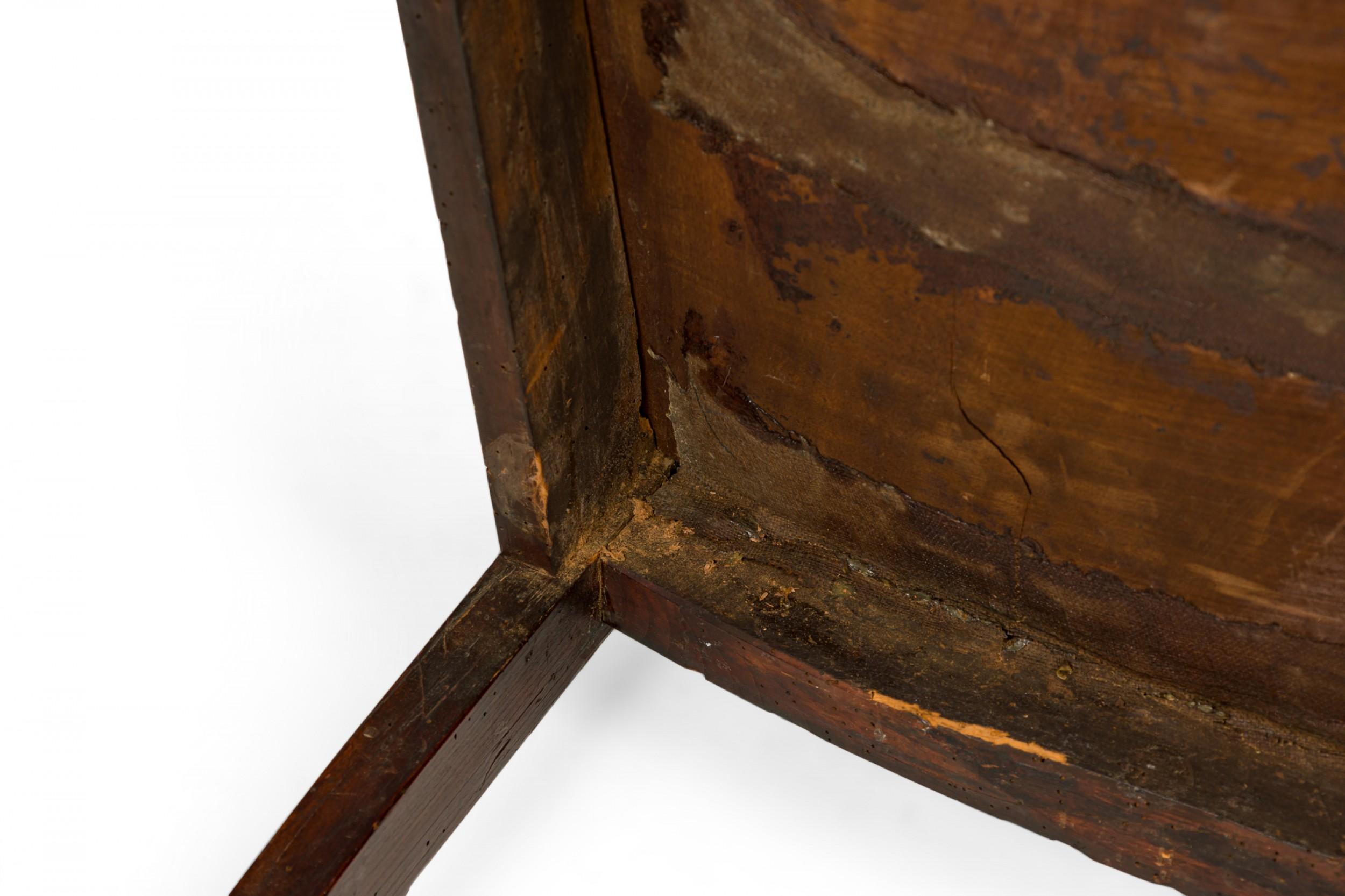 Englischer Mahagoni-Sessel im Regency-Stil (19. Jh.) mit Rollenarmen, die auf vier gedrechselten Beinen ruhen.

Zustand: Gut; alters- und gebrauchsbedingte Abnutzung
