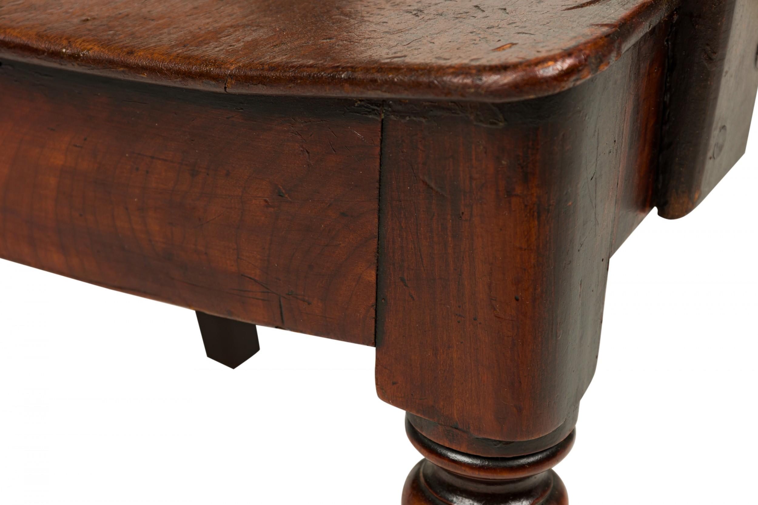 Englischer Mahagoni-Schnörkelsessel im Regency-Stil (Handgefertigt) im Angebot