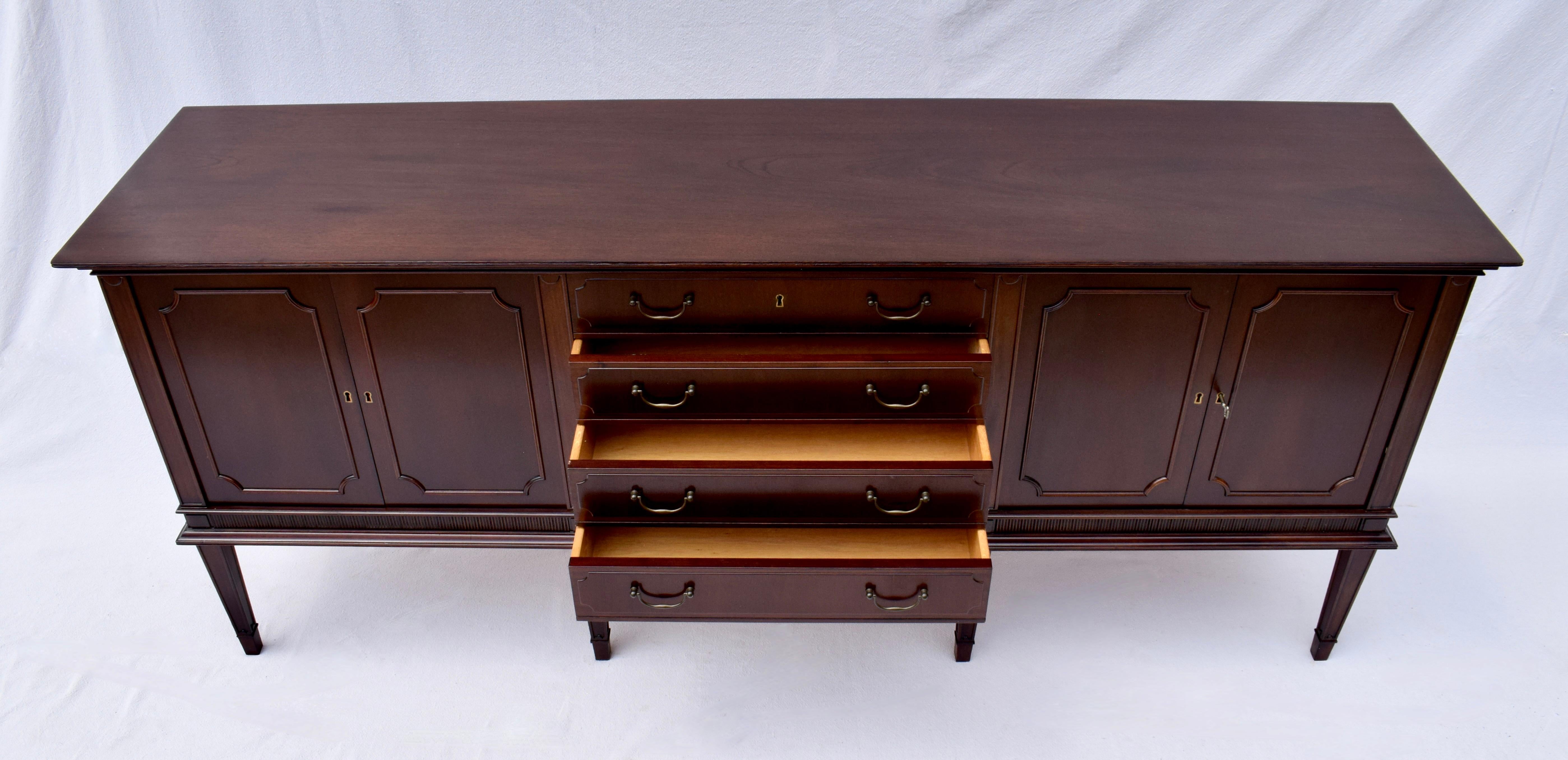 Ein exquisites Mahagoni-Sideboard mit vier Schubladen, zwei Schränken, funktionierenden Schlössern und Originalschlüssel,  jeweils mit einem einzigen verstellbaren Fachboden. Das Sideboard im englischen Regency-Stil bietet wunderbare Möglichkeiten
