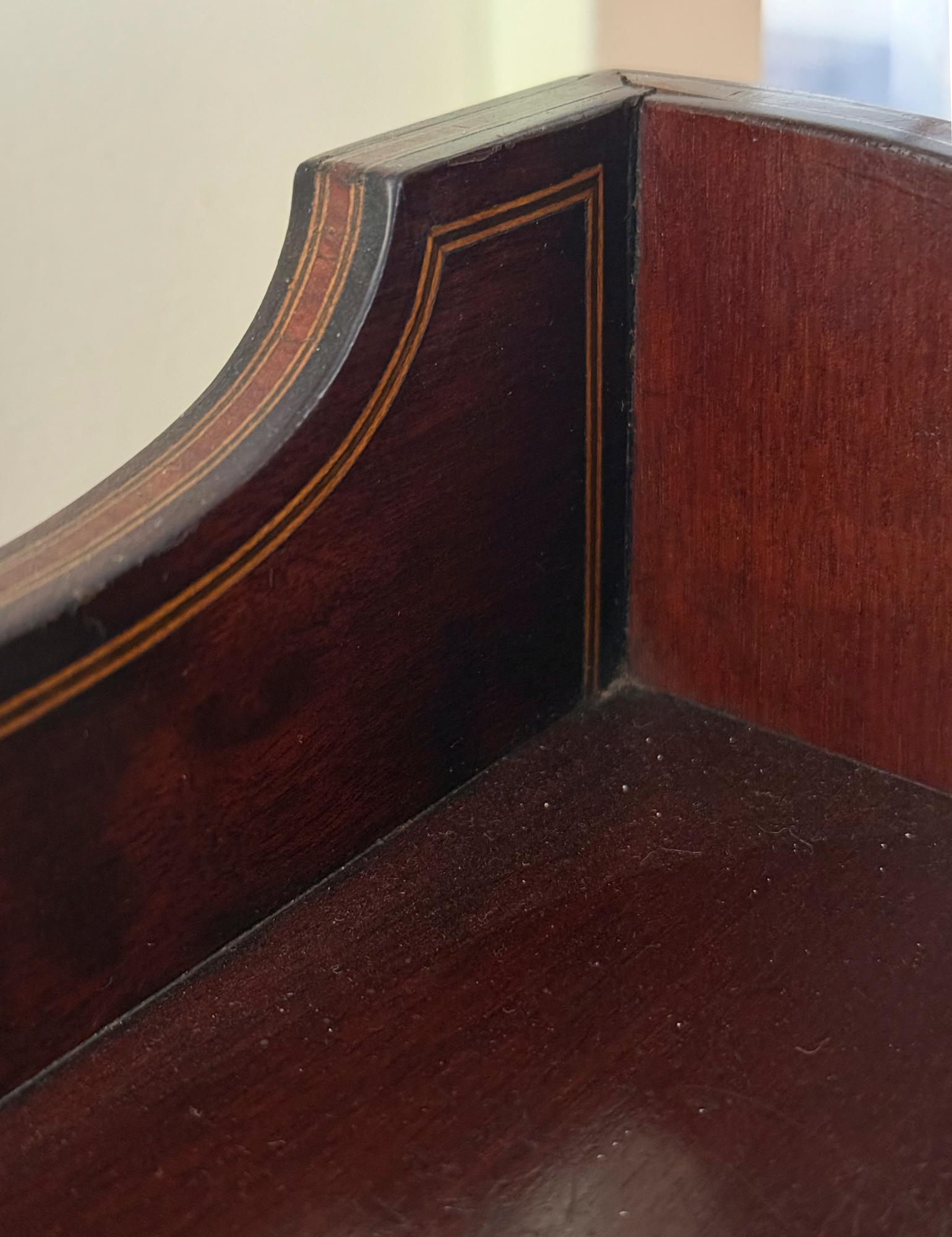 English Regency Style Mahogany Waterfall Bookcase ( Edwardian ) In Good Condition For Sale In San Francisco, CA