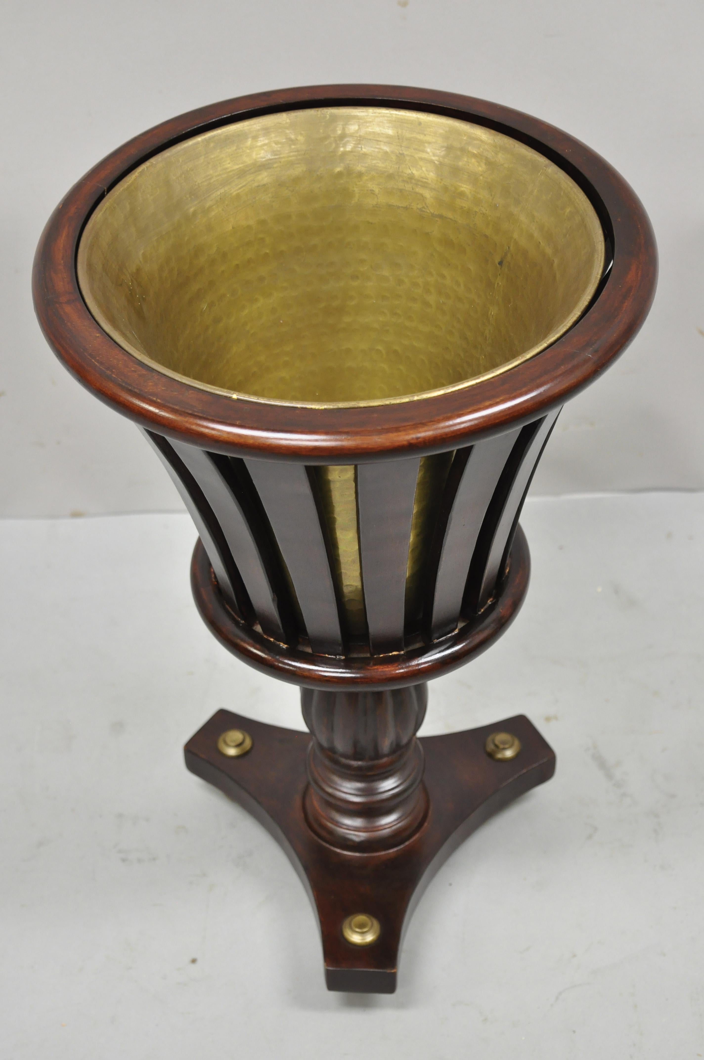 English Regency Style Mahogany Wooden Planter Plant Stand with Brass Pot Insert In Good Condition In Philadelphia, PA