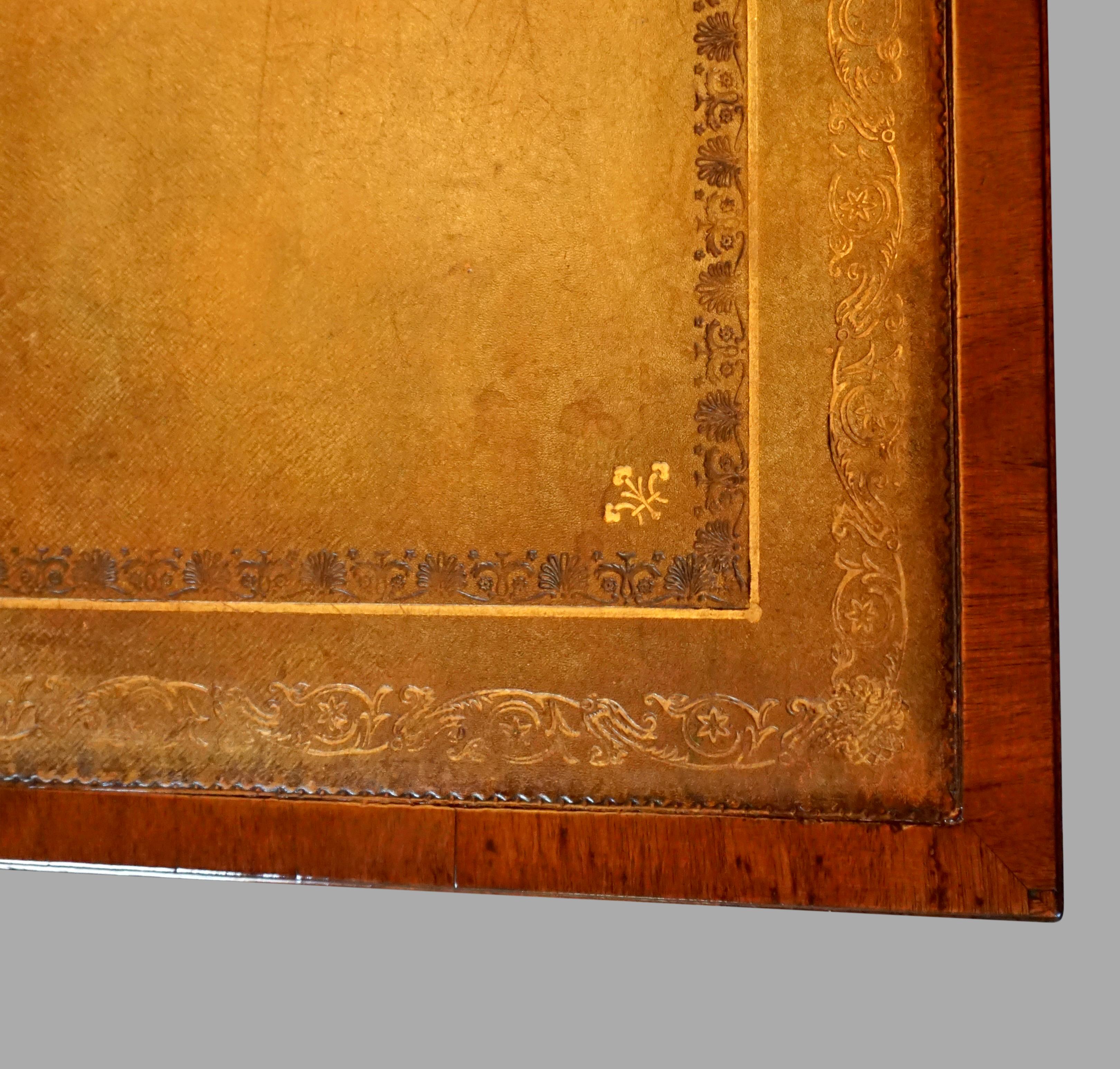 Cuir Table à écrire en acajou de style Régence anglaise avec plateau en cuir doré en vente
