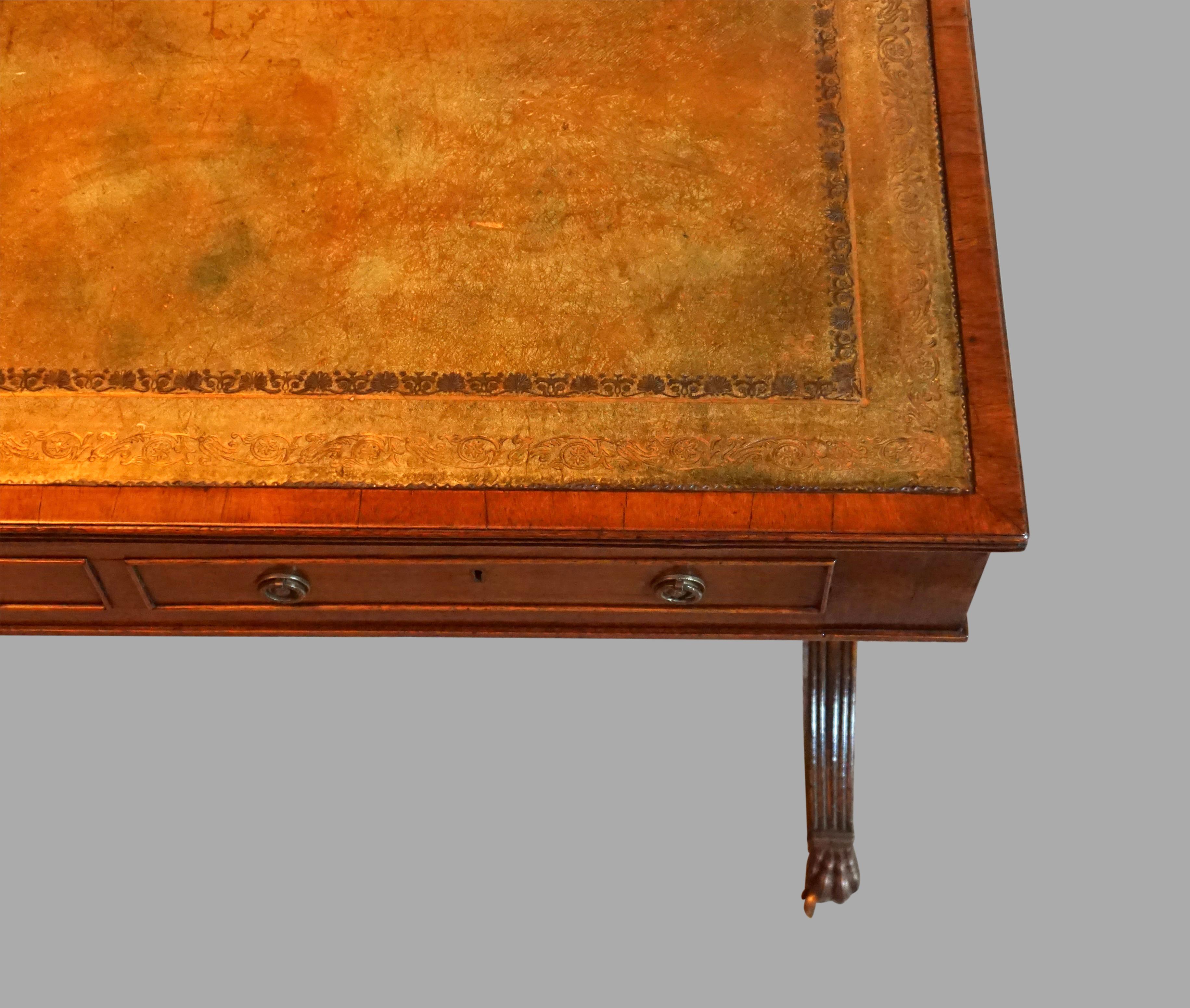 Table à écrire en acajou de style Régence anglaise avec plateau en cuir doré en vente 1