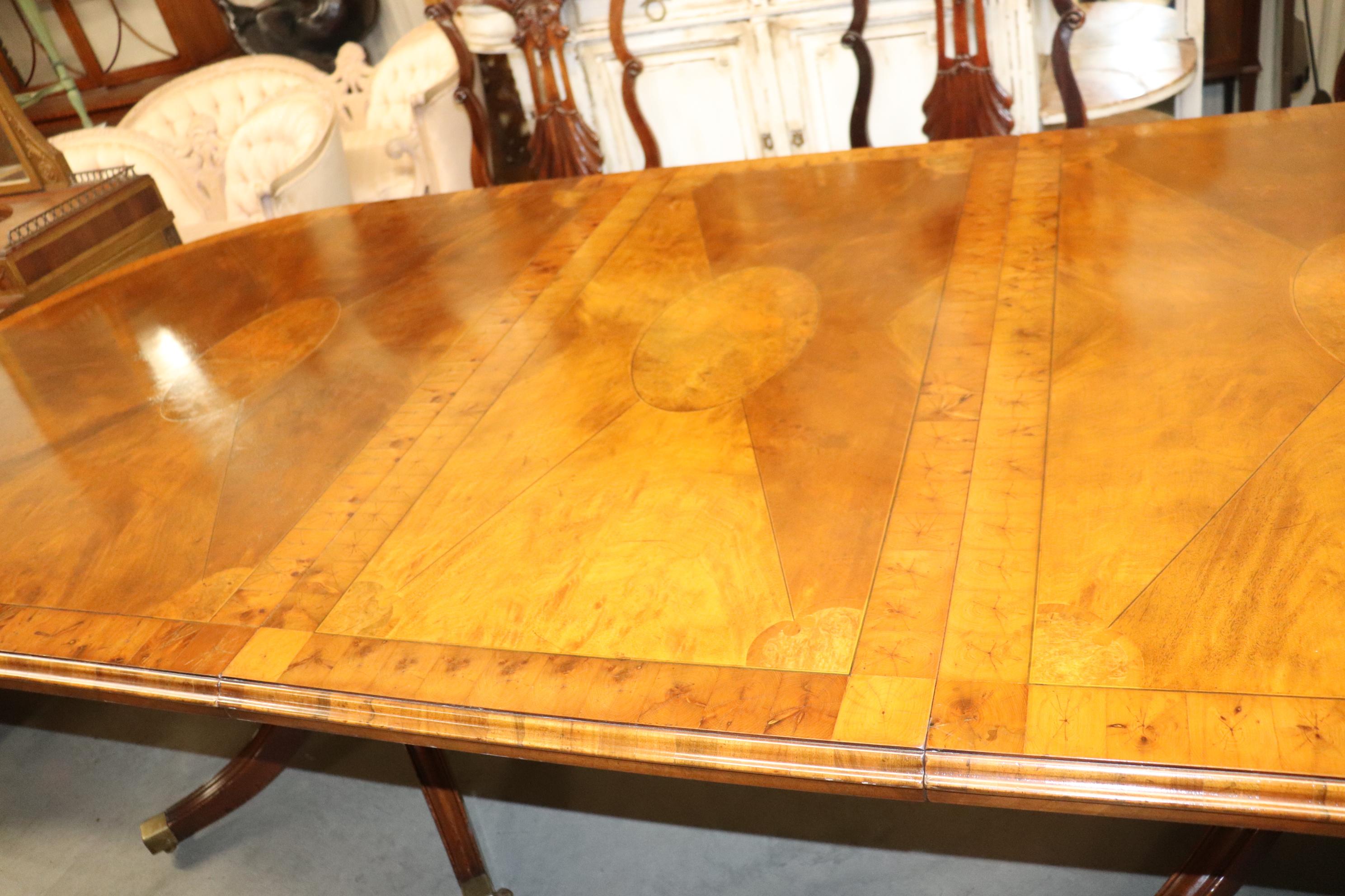 English Regency Style Oyster Burled Inlaid Walnut Dining Table with Two Leaves  In Good Condition In Swedesboro, NJ