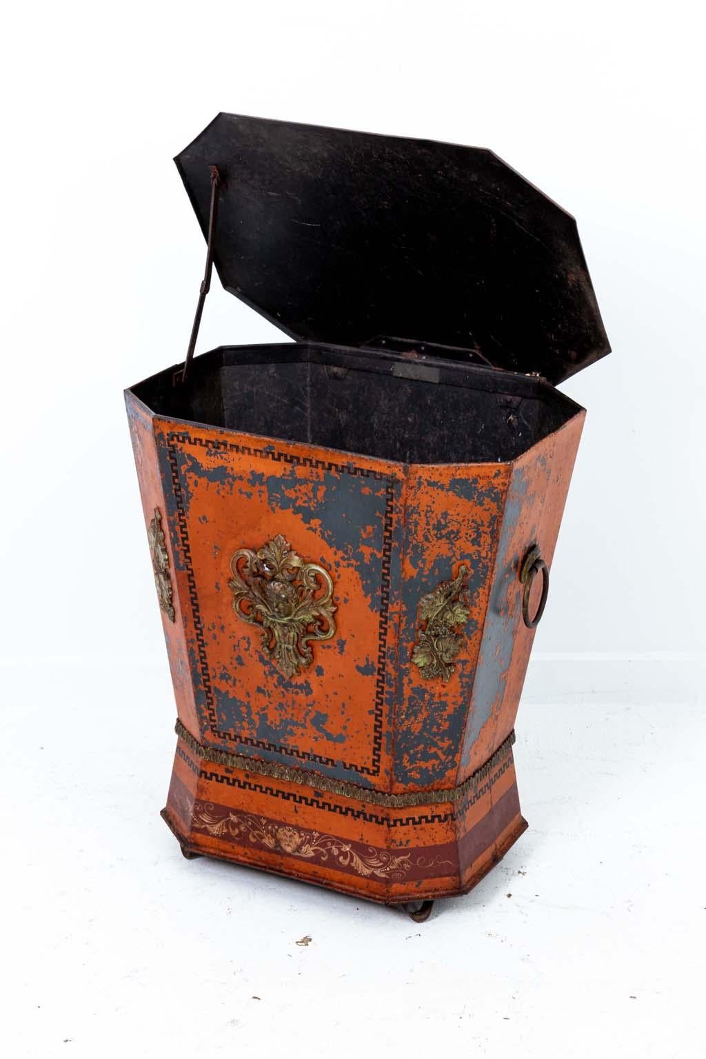 English Regency Style Painted Tole Coal Hod In Distressed Condition For Sale In Stamford, CT
