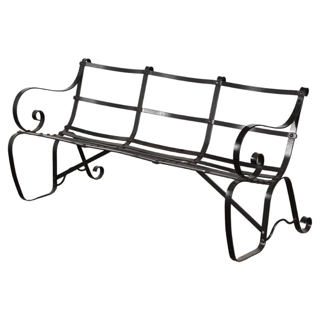 Banc de jardin de style Régence anglais en fer forgé peint avec sangles, vers 1930